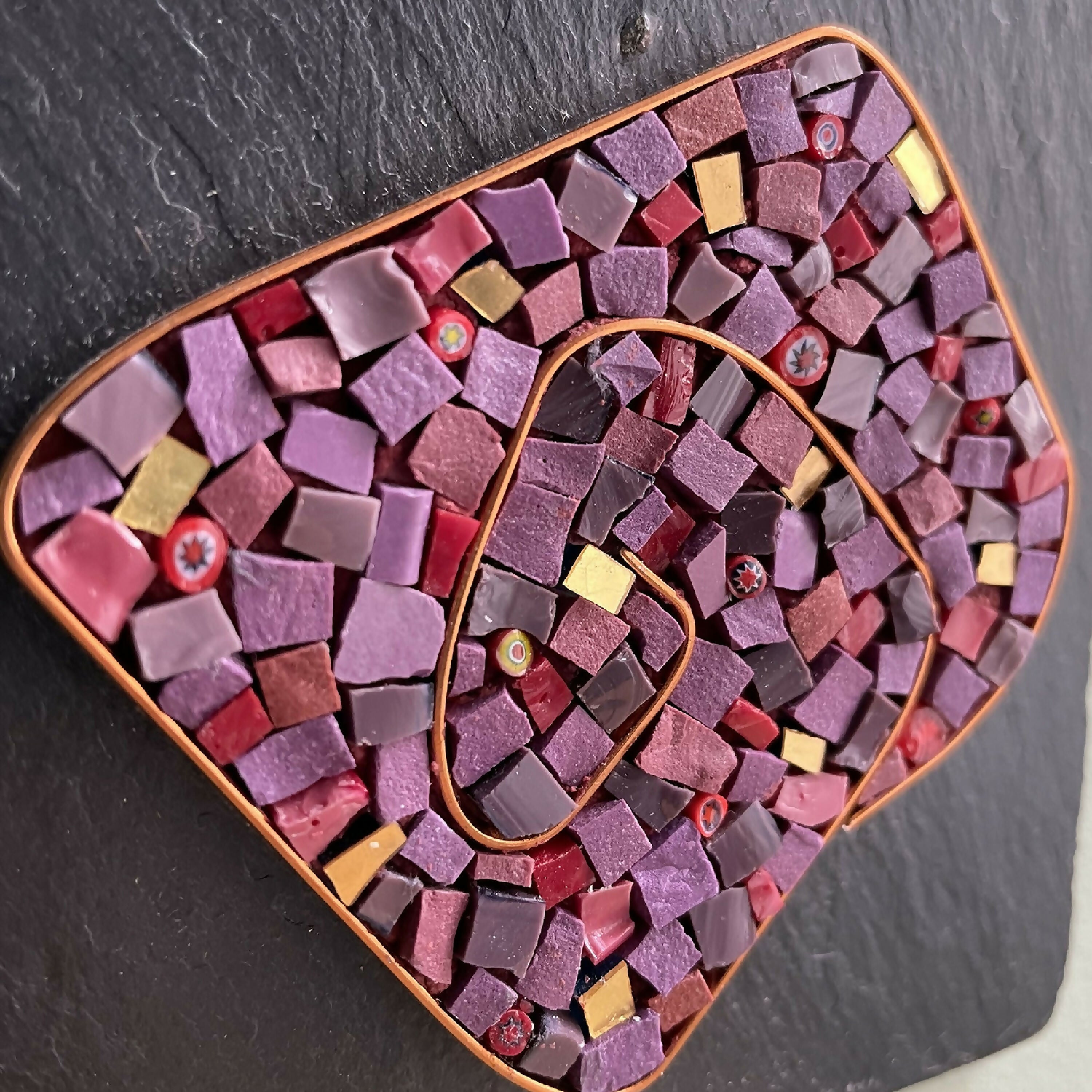 tableau_mosaique_violet_sur_ardoise_mini_musea_mosaique copie | EMPREINTES Paris