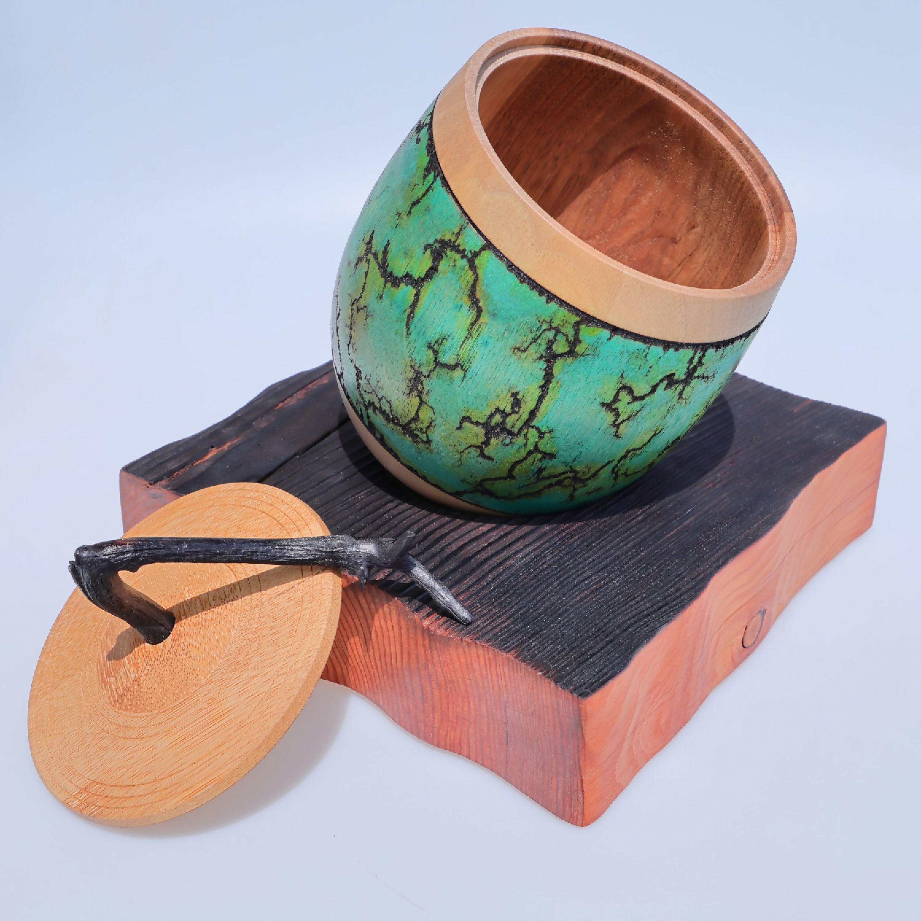 boite_decorative_en_bois_de_noyer_et_de_bambou_sur_support_en_meleze_latelier_du_mercantour copie | EMPREINTES Paris
