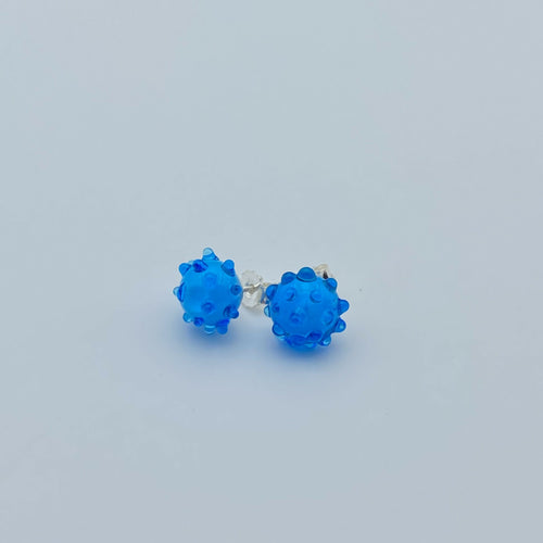 boucles_doreilles_puces_en_verre_bleu_clair_lathoumetie_helene copie | EMPREINTES Paris - EMPREINTES Paris