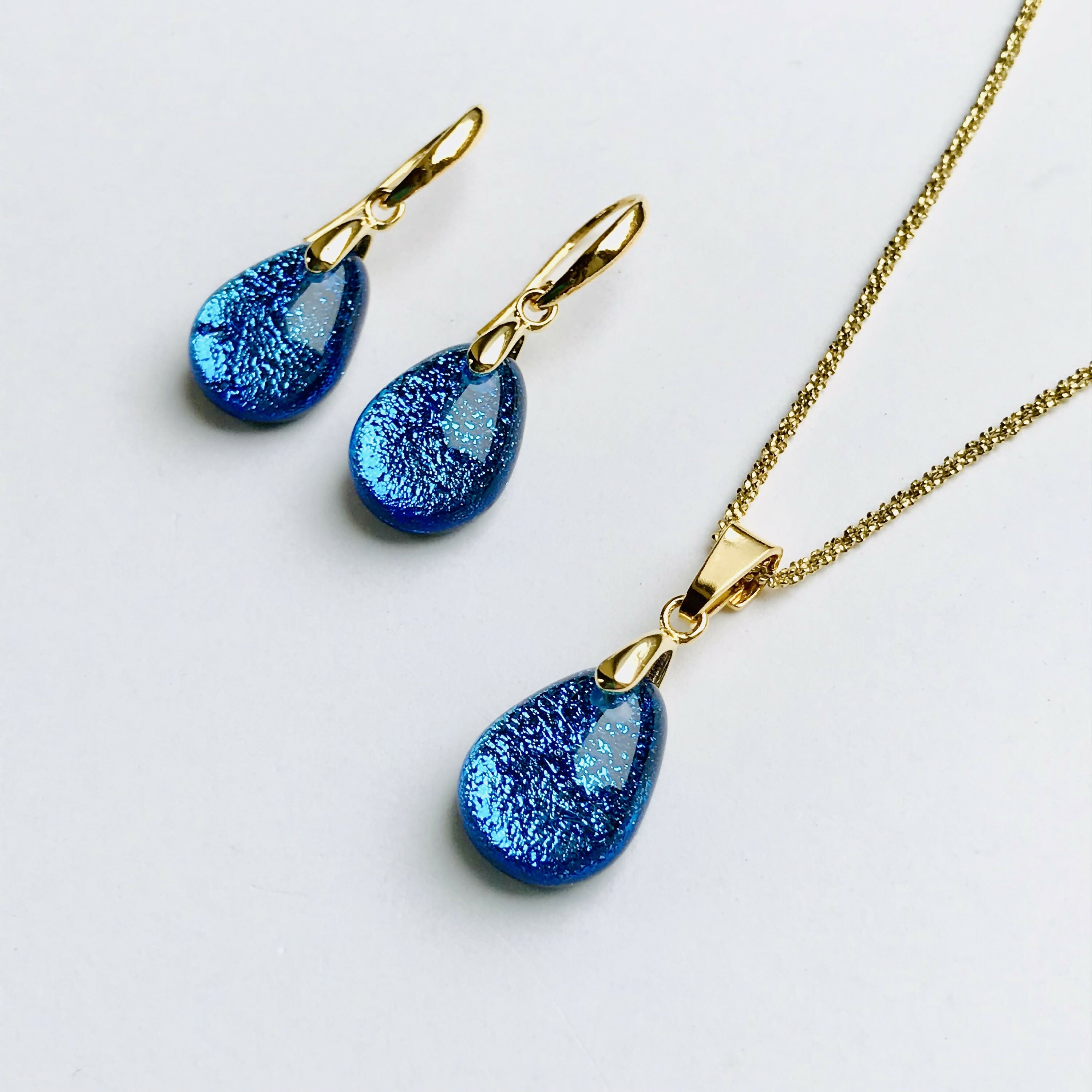 parure_perle_dichroique_cyan_mari_et_femme | EMPREINTES Paris