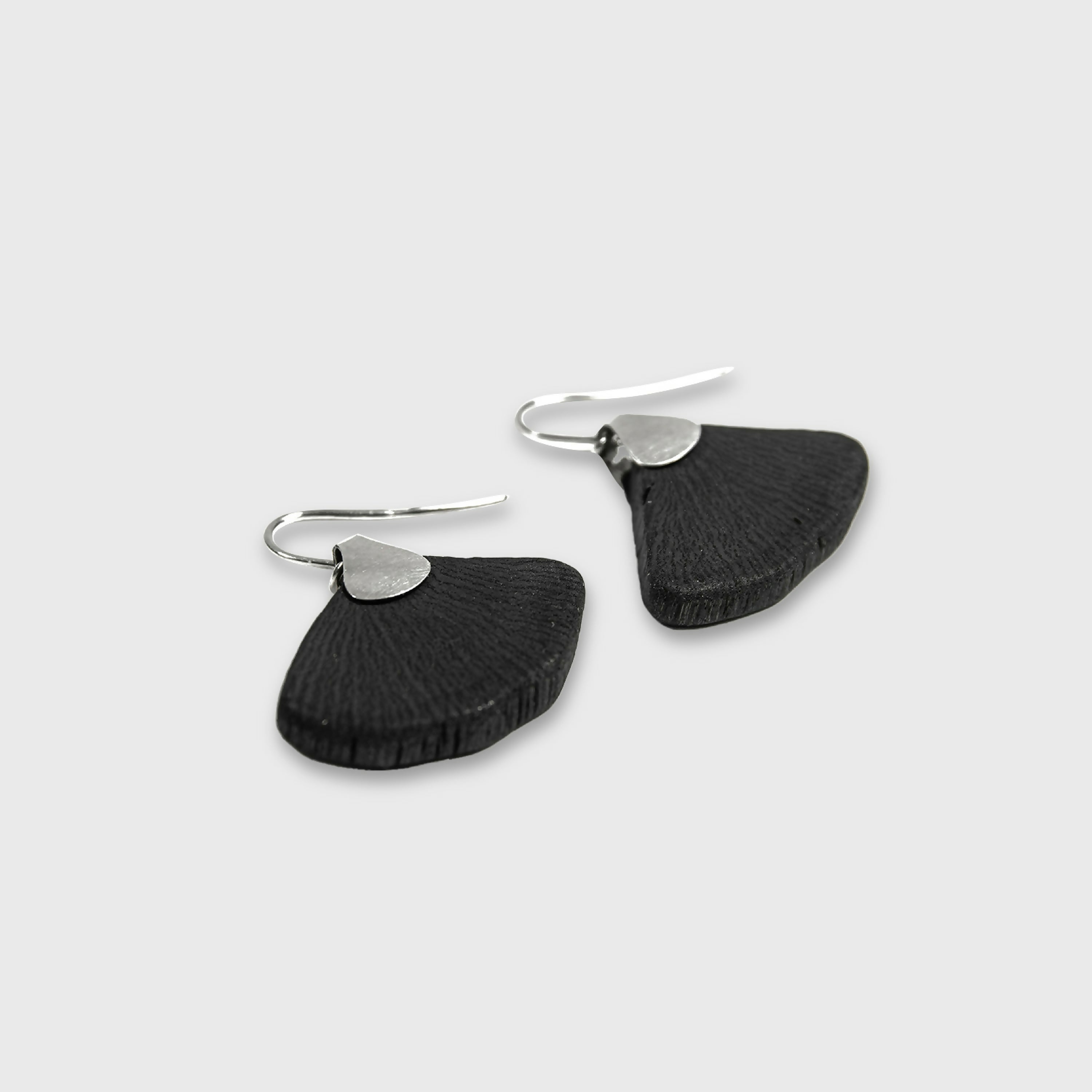 boucles_doreilles_gin_mini_hime_sashi_ginko_charcoal_eskimeit copie | EMPREINTES Paris