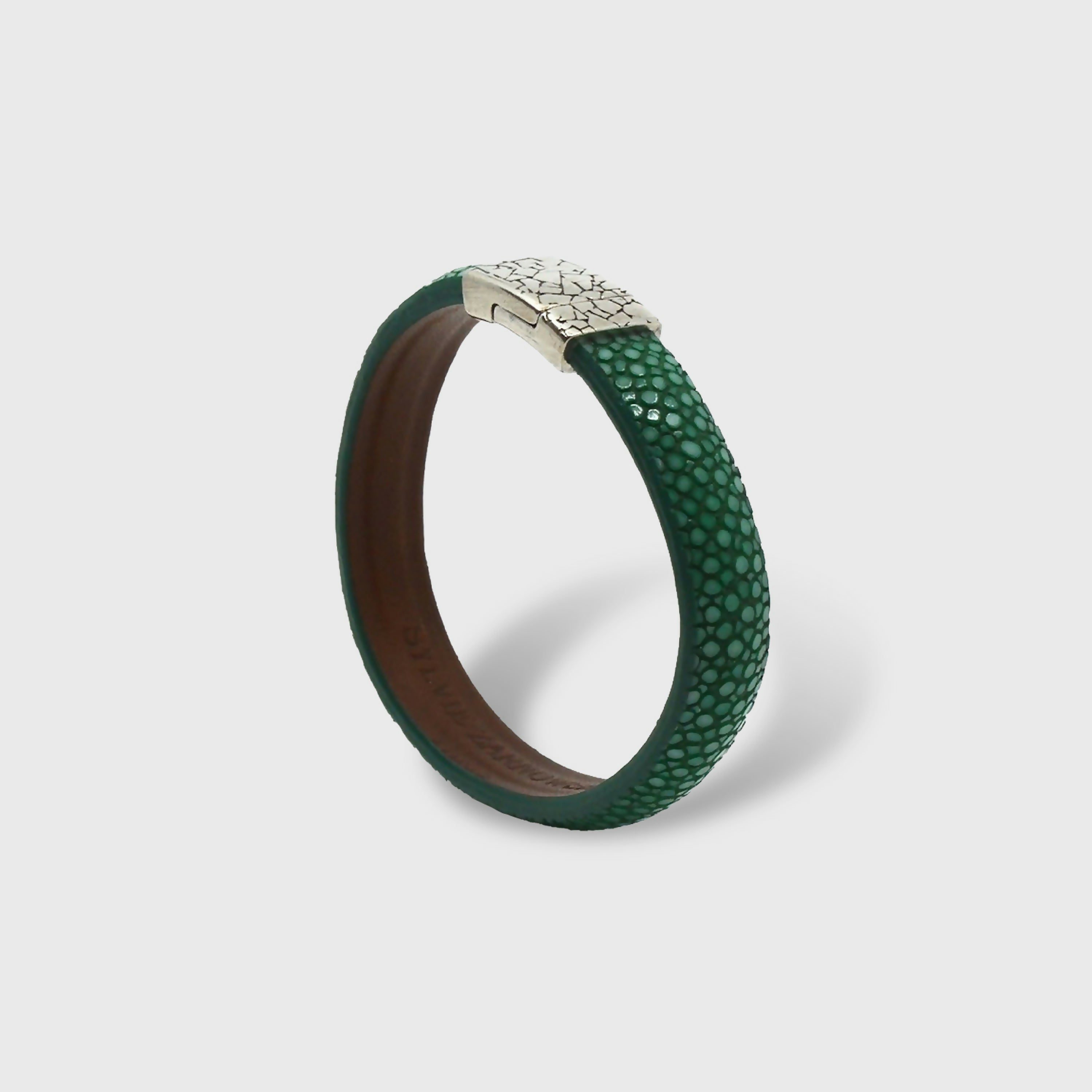 bracelet_en_galuchat_vert_emeraude_fermoir_terra_sylvie_zarnowski copie | EMPREINTES Paris