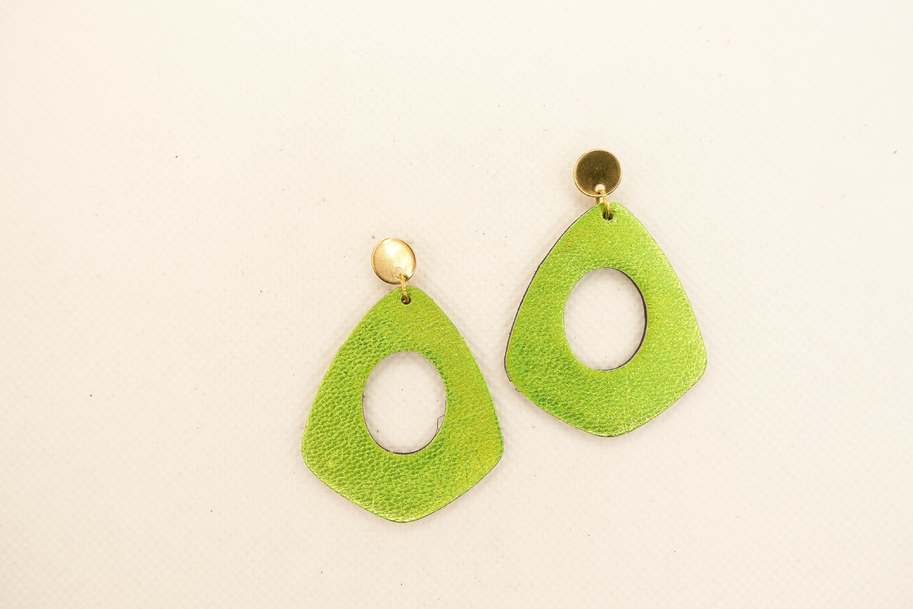 boucles_doreilles_creoles_en_cuir_vert_metallise_julie_troncin_maroquinerie | EMPREINTES Paris