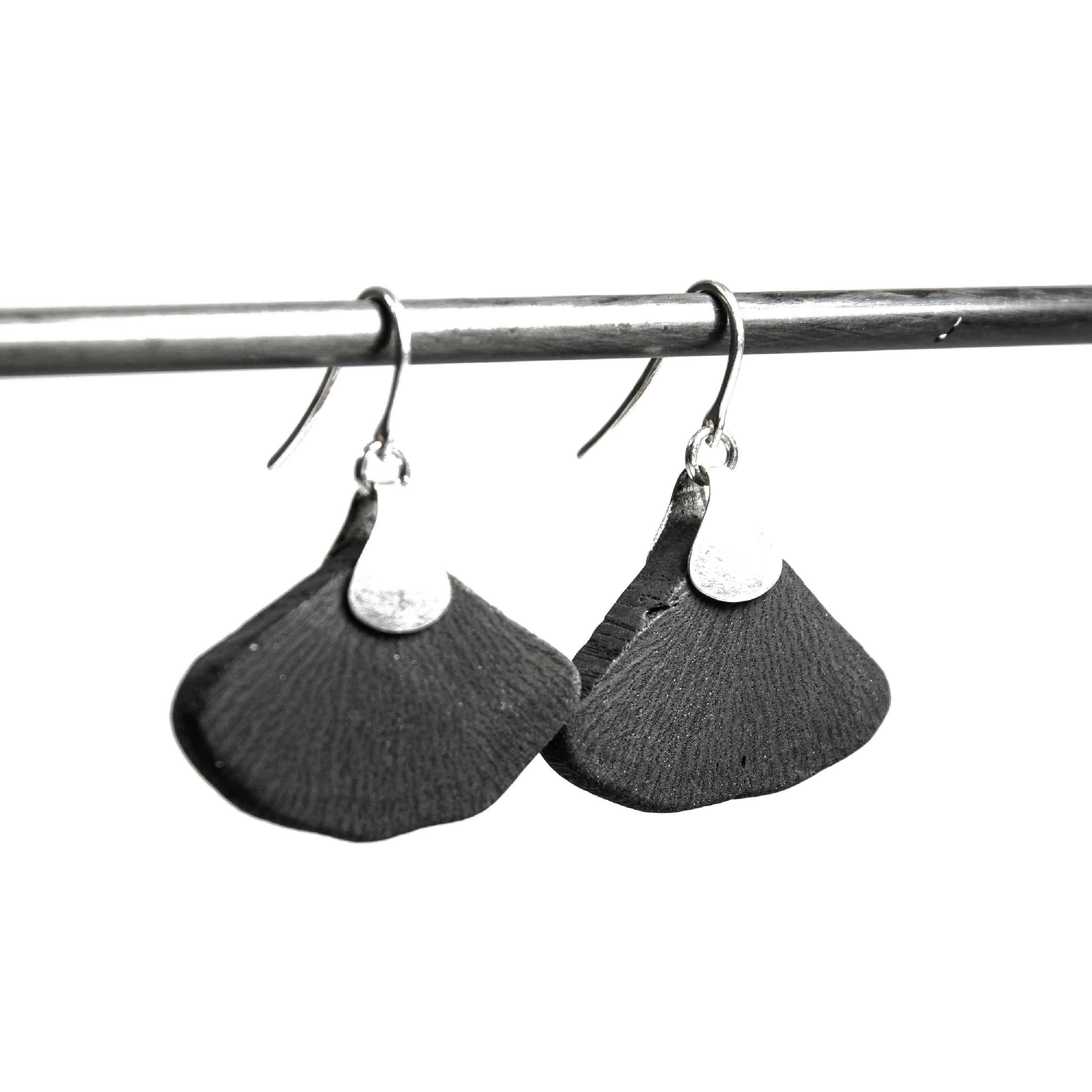 boucles_doreilles_gin_mini_hime_sashi_ginko_charcoal_eskimeit copie | EMPREINTES Paris
