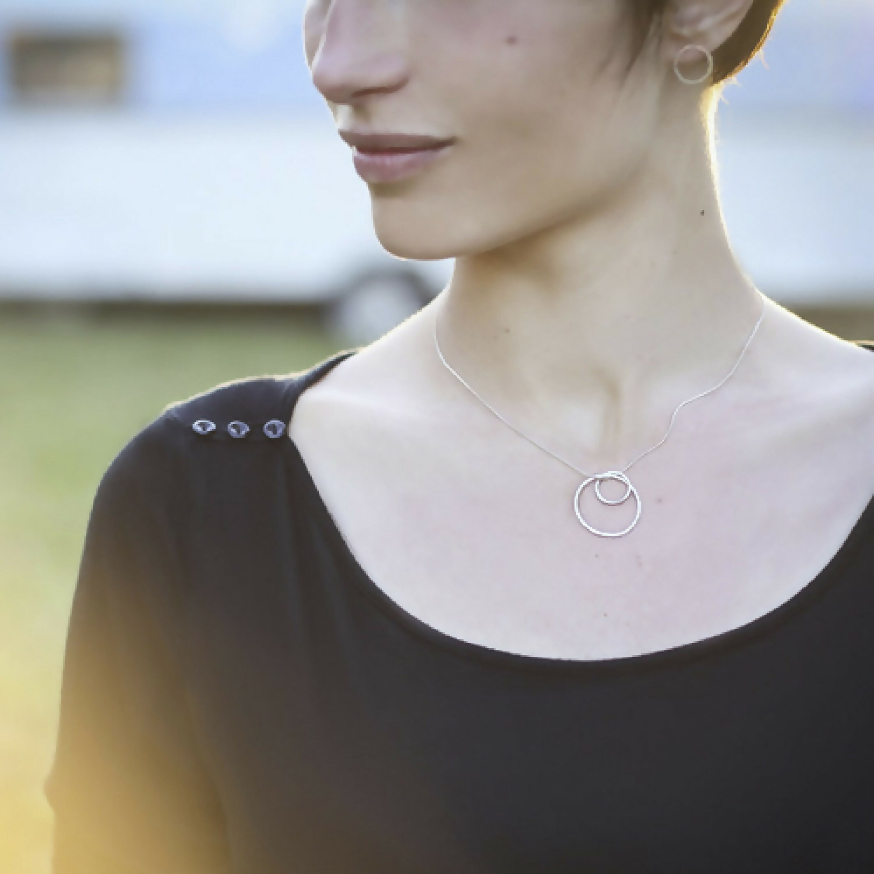 Collier cercles minimalistes en fils d’argent massif martelées | EMPREINTES Paris