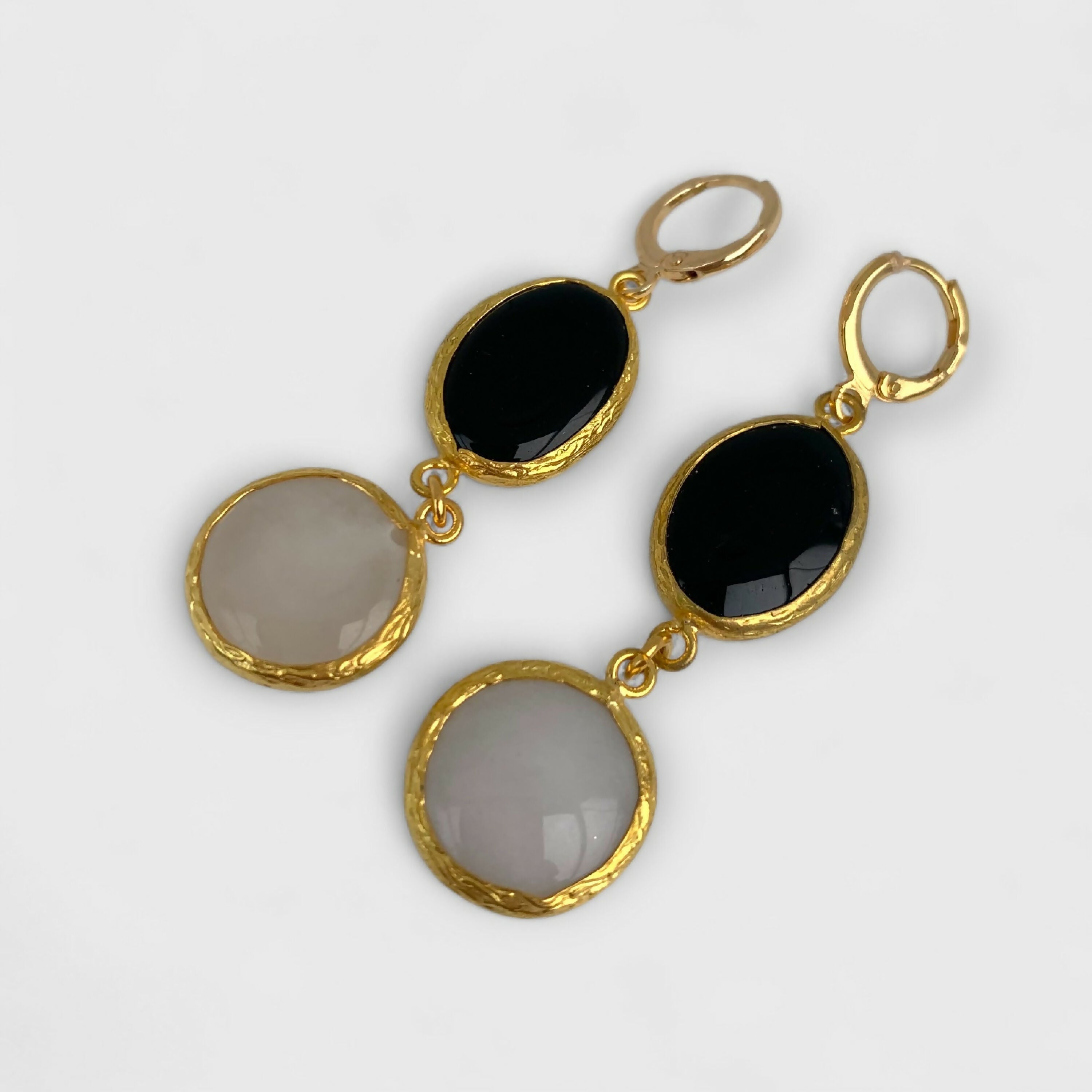 agathe-noir_calcedoine-blanc_doré_oiseau_romantique_astres_magique_pierres-semi-precieuse_boucles-d-oreilles_bijoux-oreilles_bijoux-femme_cadeaux_fete-des-meres_cadeau-precieux_artisan-createur_made-in-france_hippie-chic_bobo_parisien_boheme-bourgeois_vintage_stephane-dunoyer_fanex-france_cadeau-jeune | EMPREINTES Paris