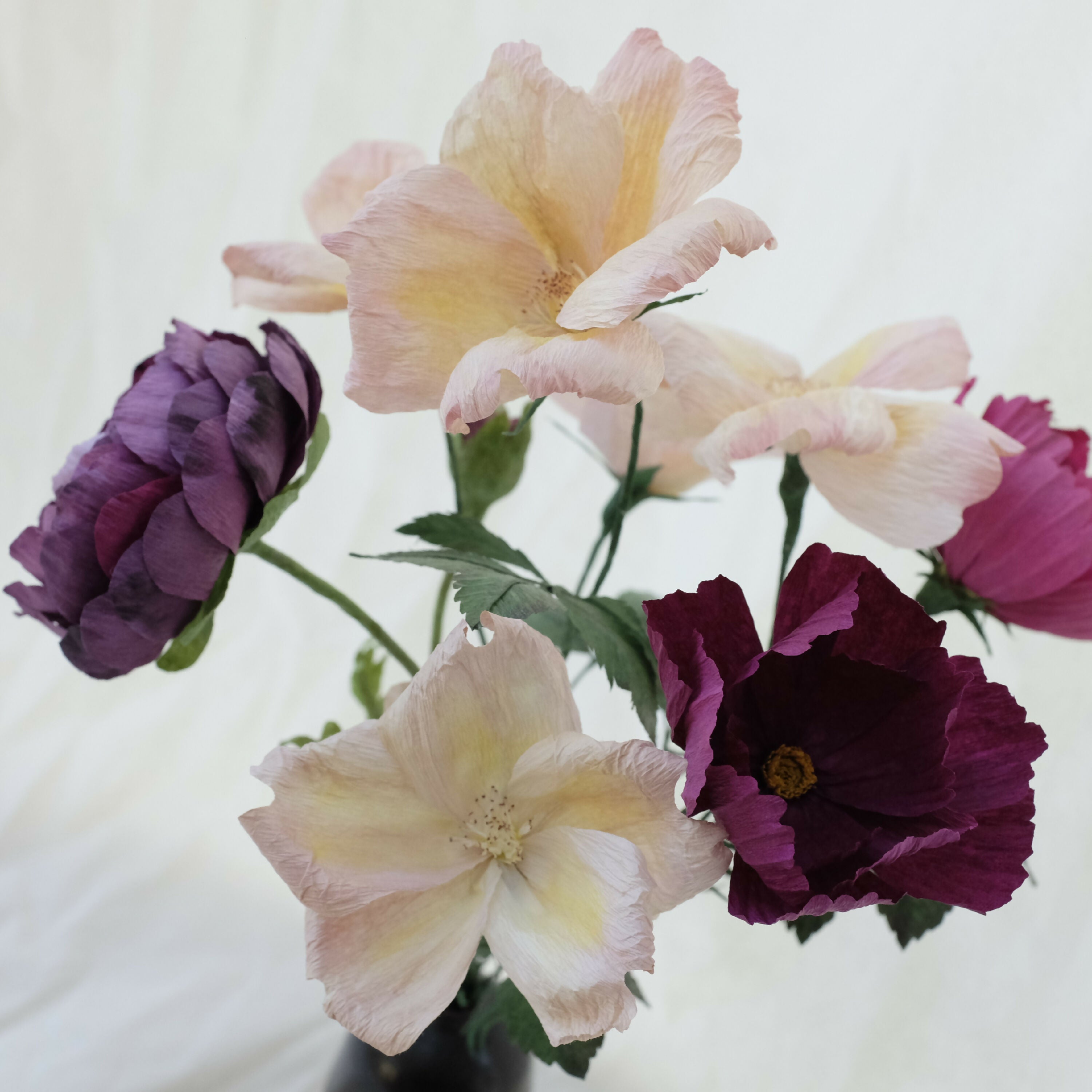 Bouquet de fleurs en papier variations autour du violet : renoncule, cosmos, roses sauvages | EMPREINTES Paris