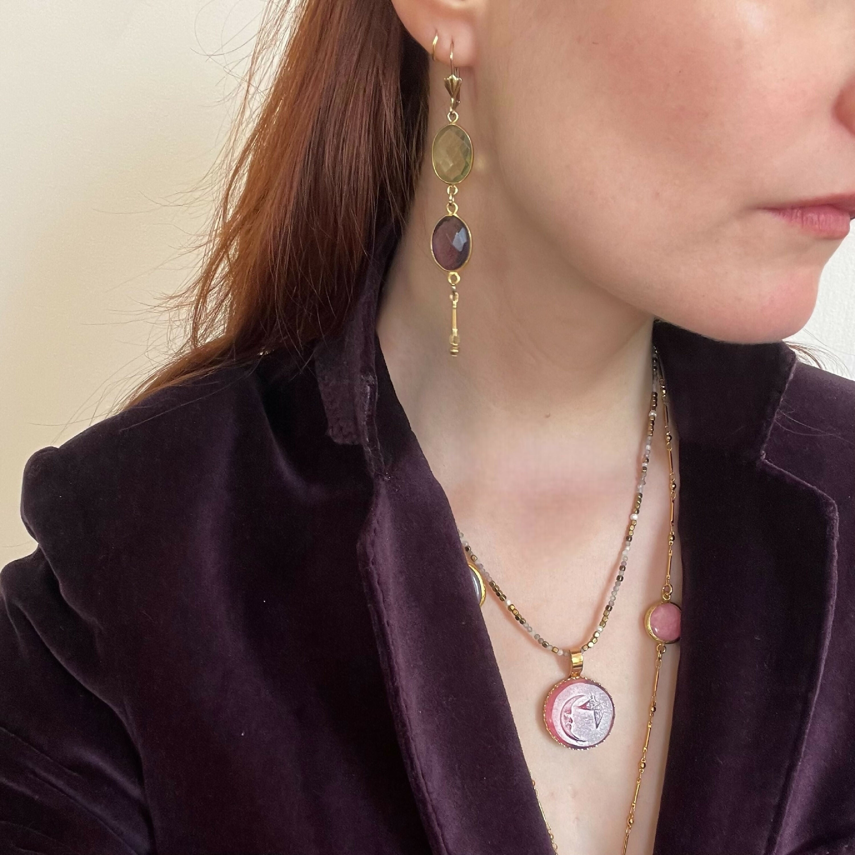 agathe-noir_calcedoine-blanc_doré_oiseau_romantique_astres_magique_pierres-semi-precieuse_boucles-d-oreilles_bijoux-oreilles_bijoux-femme_cadeaux_fete-des-meres_cadeau-precieux_artisan-createur_made-in-france_hippie-chic_bobo_parisien_boheme-bourgeois_vintage_stephane-dunoyer_fanex-france_cadeau-jeune | EMPREINTES Paris