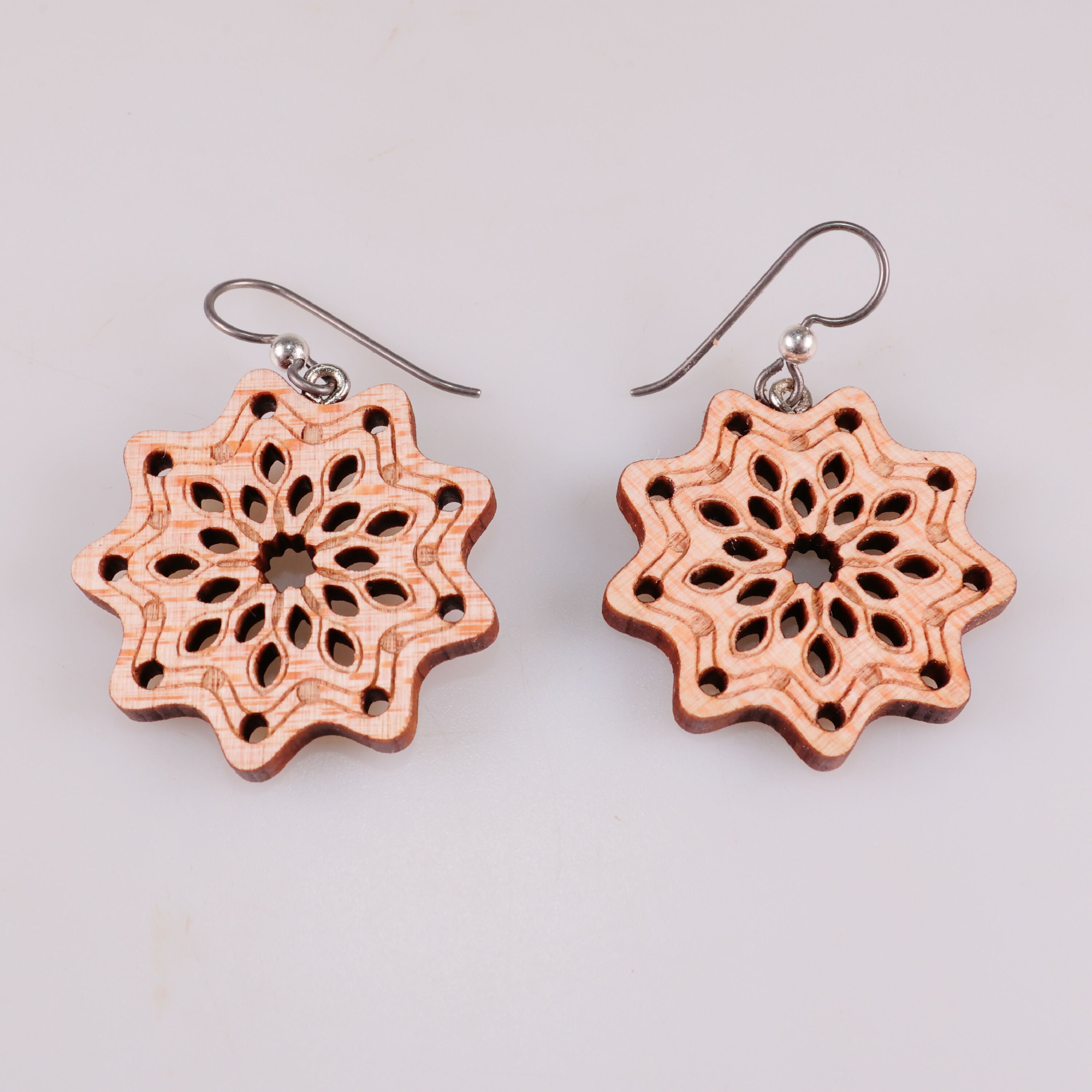 boucles_doreilles_etoile_en_bois_derable_latelier_du_mercantour copie | EMPREINTES Paris