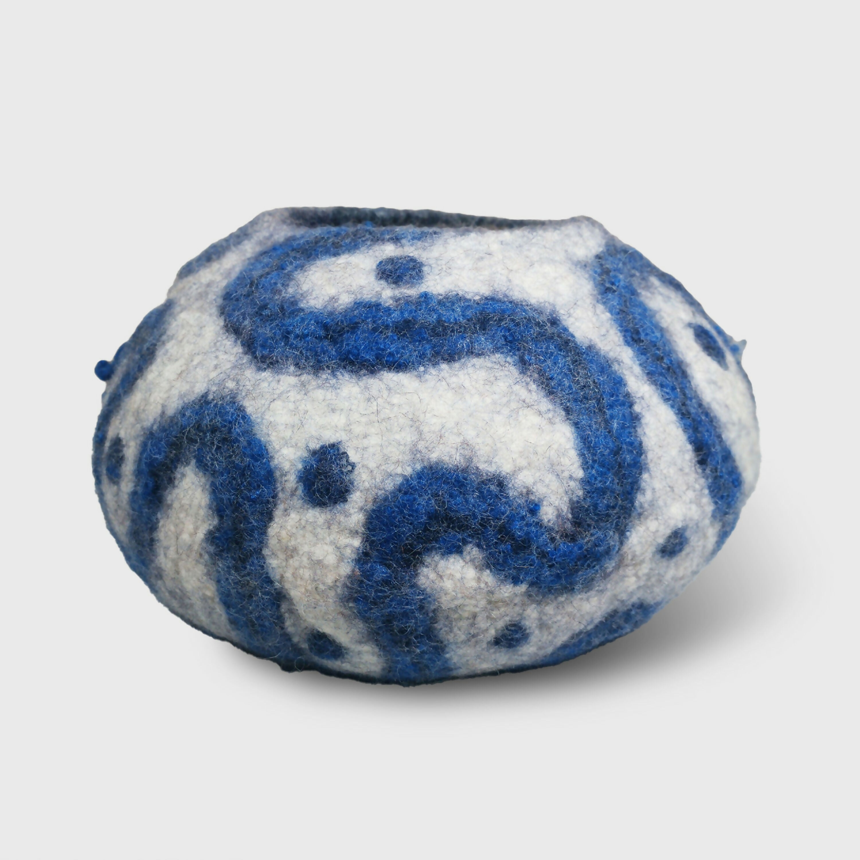 vide_poche_ecru_decor_ondulant_bleu_en_feutre_de_laine_atelier_lanzetta copie | EMPREINTES Paris