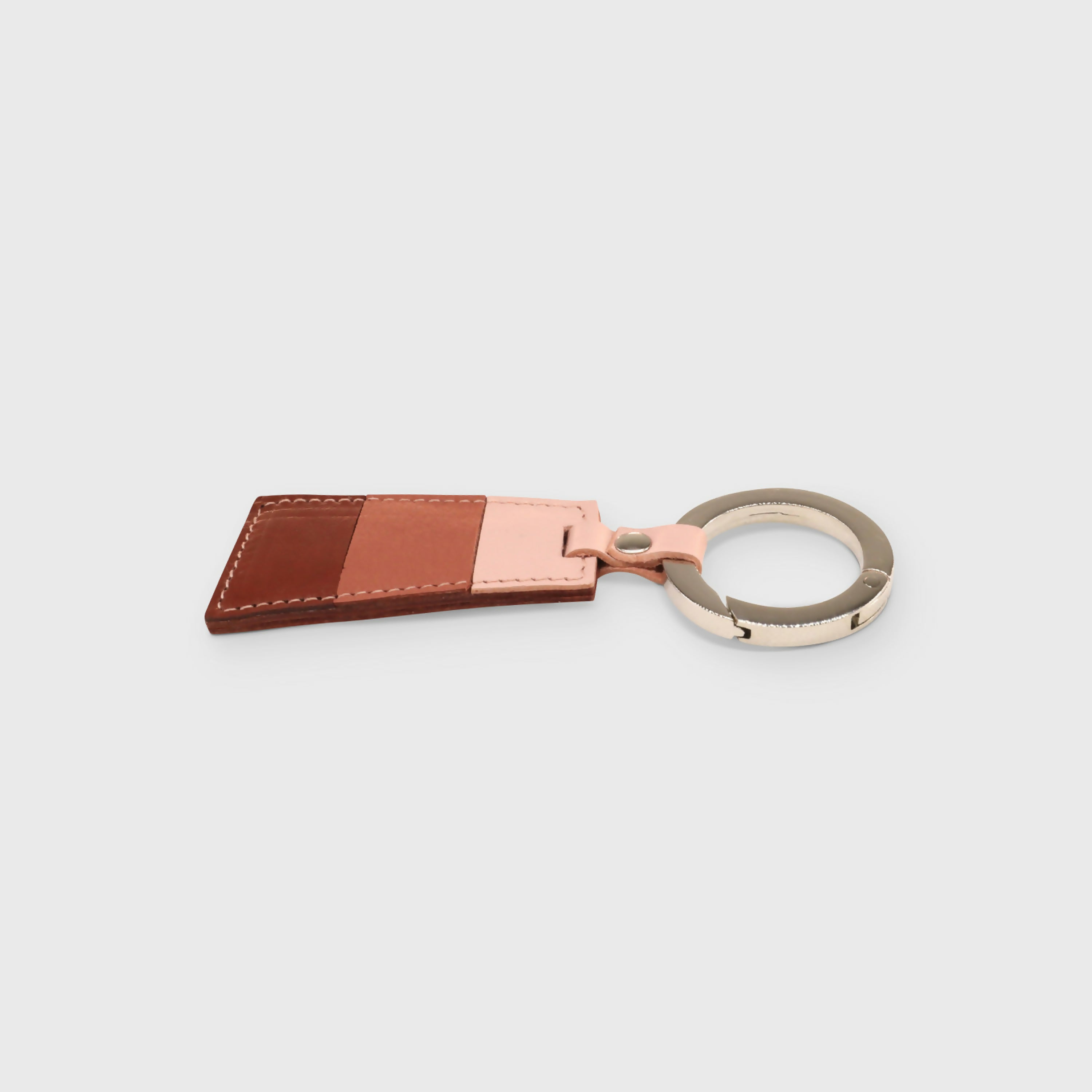 porte_cle_pennant_en_cuir_–_vigne_terre_de_sienne_et_nude_sylvie_strohl | EMPREINTES Paris