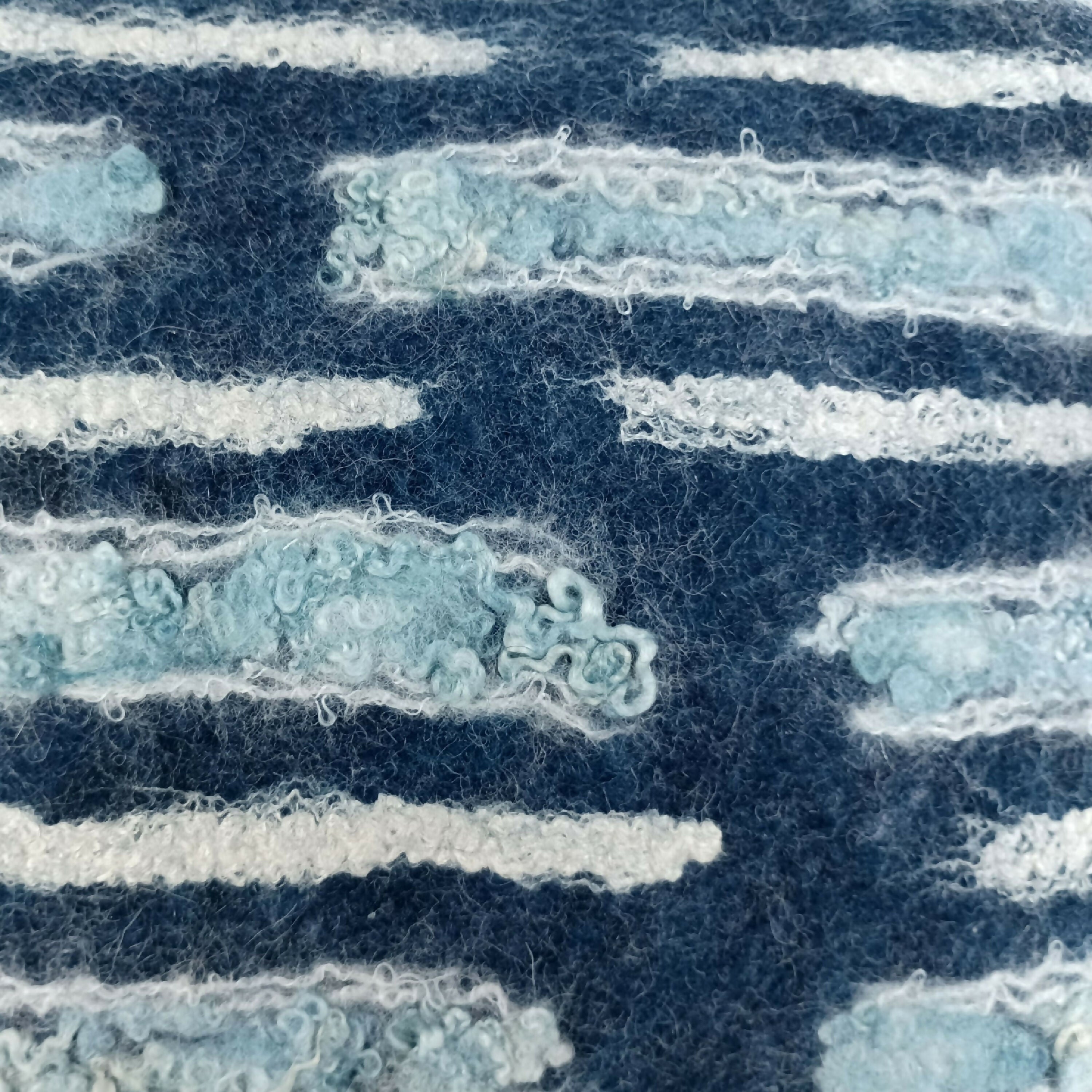 Coussin Rayé Indigo Blanc en feutre de laine | EMPREINTES Paris