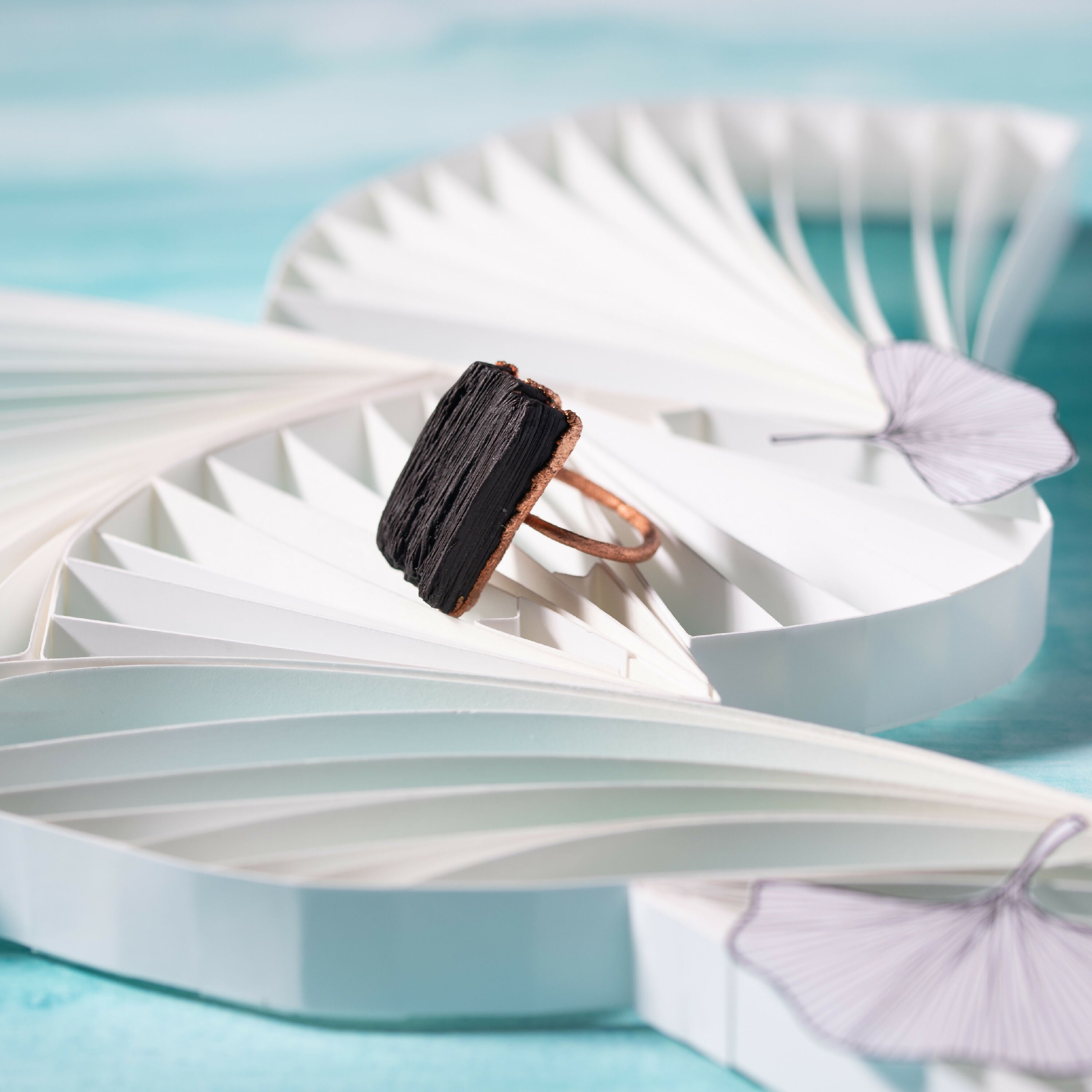bague_porcelaine_noire_et_cuivre_lady_c_atelier_christine_moquet copie | EMPREINTES Paris