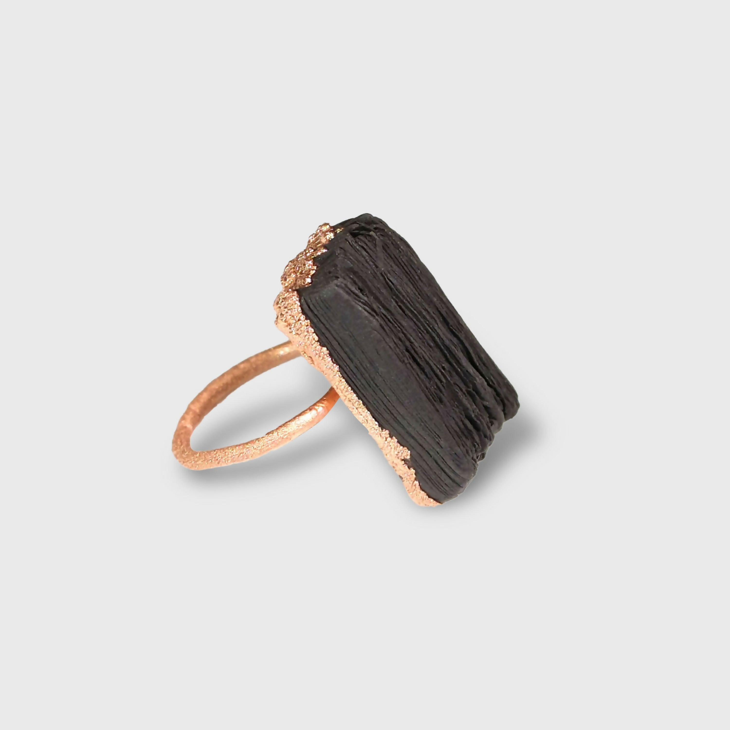 bague_porcelaine_noire_et_cuivre_lady_c_atelier_christine_moquet copie | EMPREINTES Paris