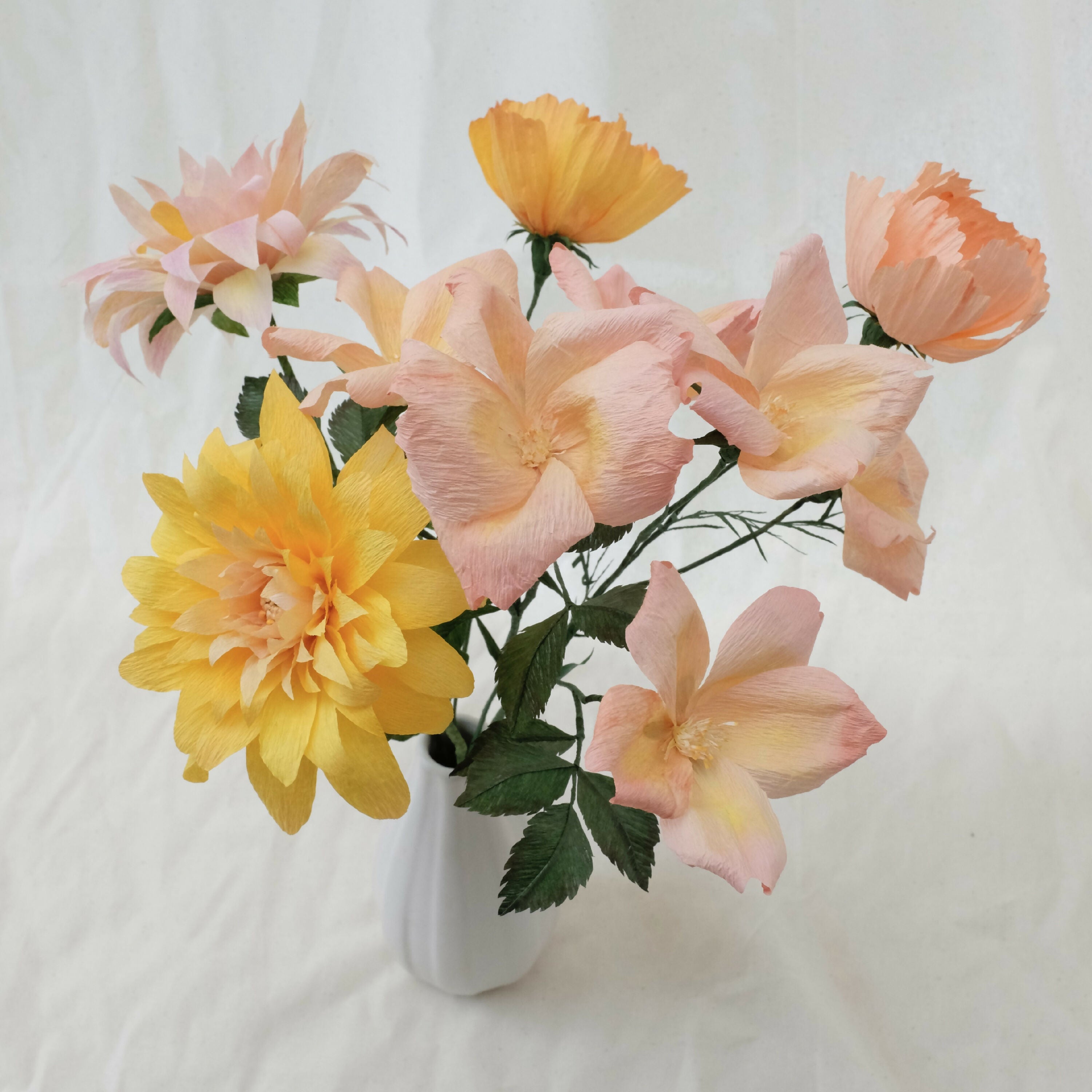 Bouquet de fleurs en papier tons roses & jaunes : deux dahlias, deux cosmos, roses sauvages | EMPREINTES Paris