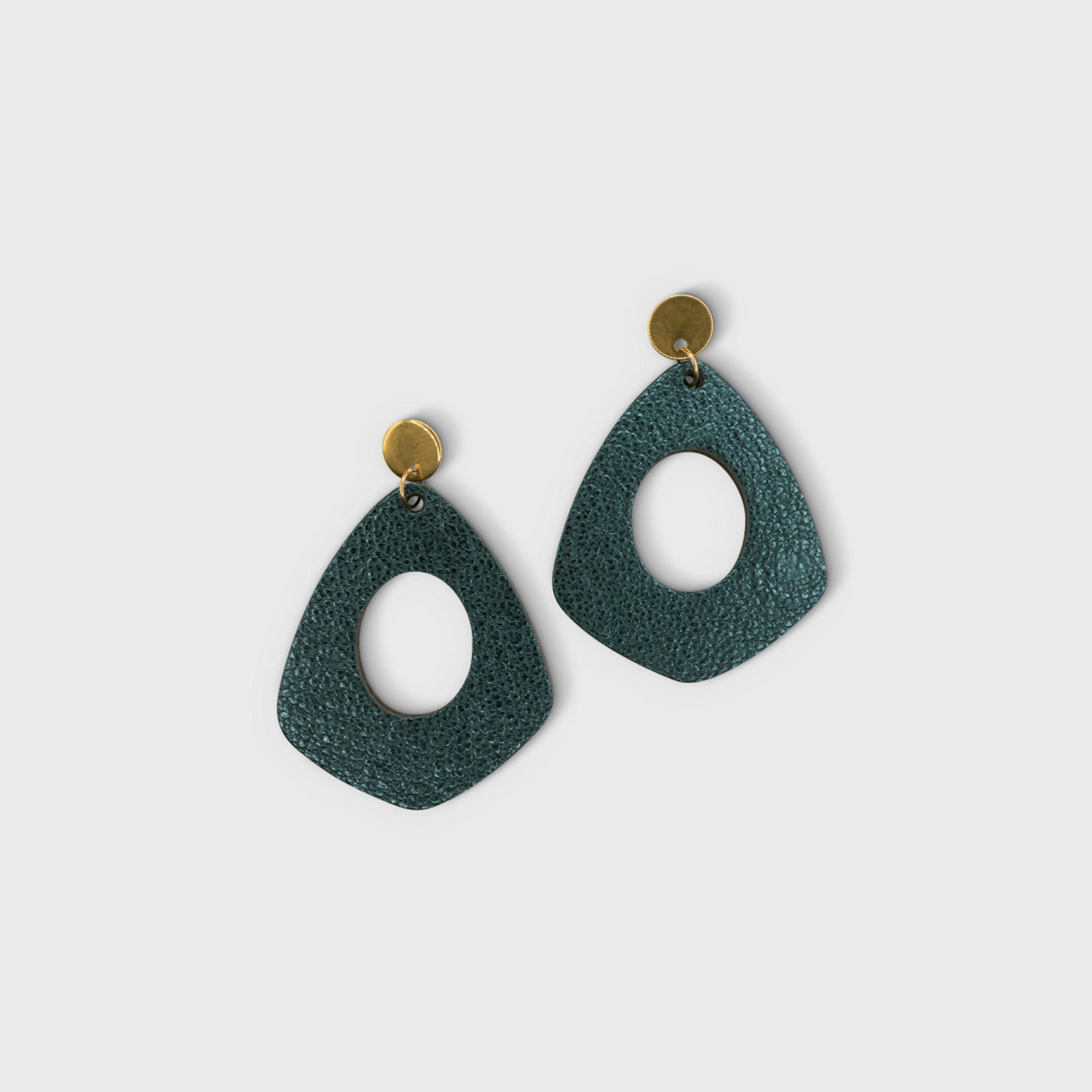 boucles_doreilles_creoles_en_cuir_turquoise_metallise_julie_troncin_maroquinerie | EMPREINTES Paris