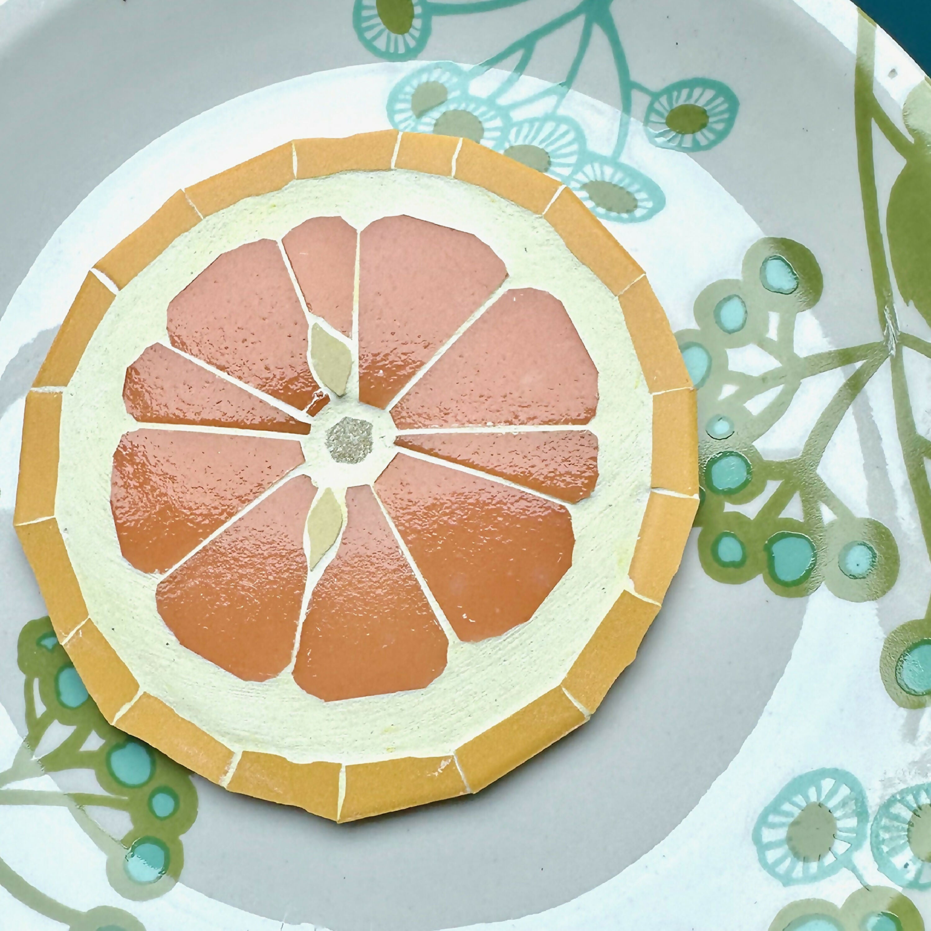 Assiette murale Pamplemousse et fleurs (moyenne) | EMPREINTES Paris