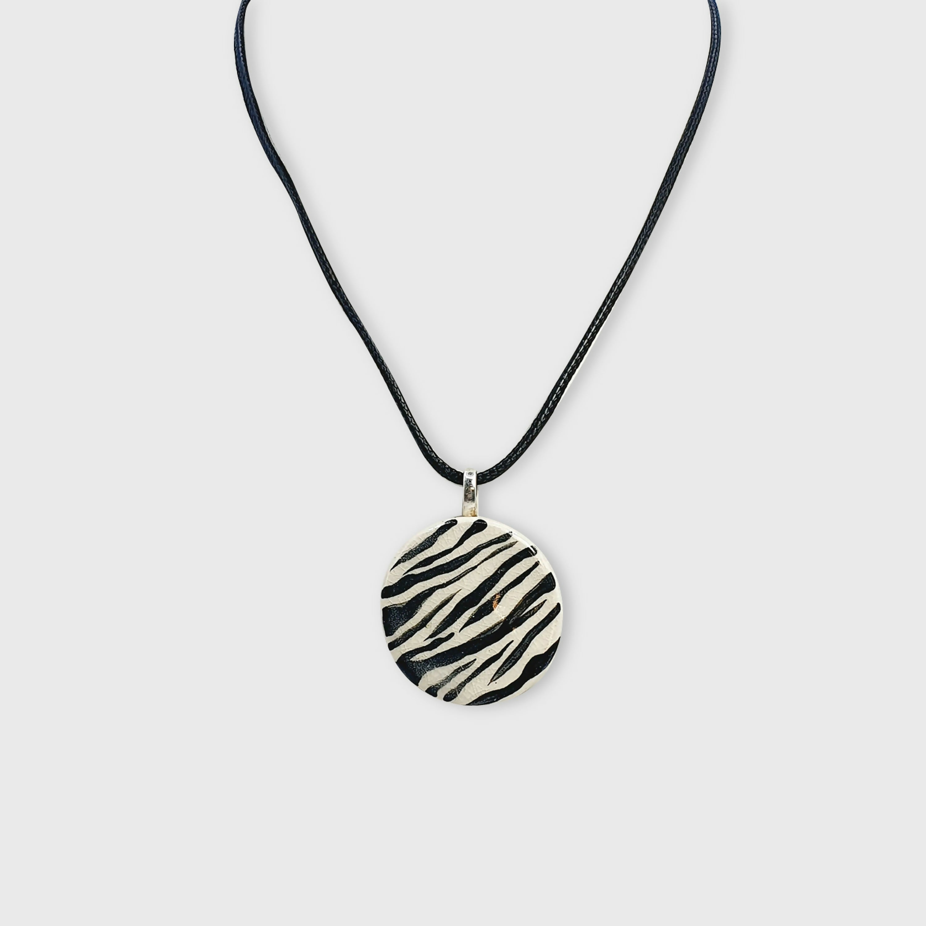 Pendentif zébré en céramique fait main | EMPREINTES Paris