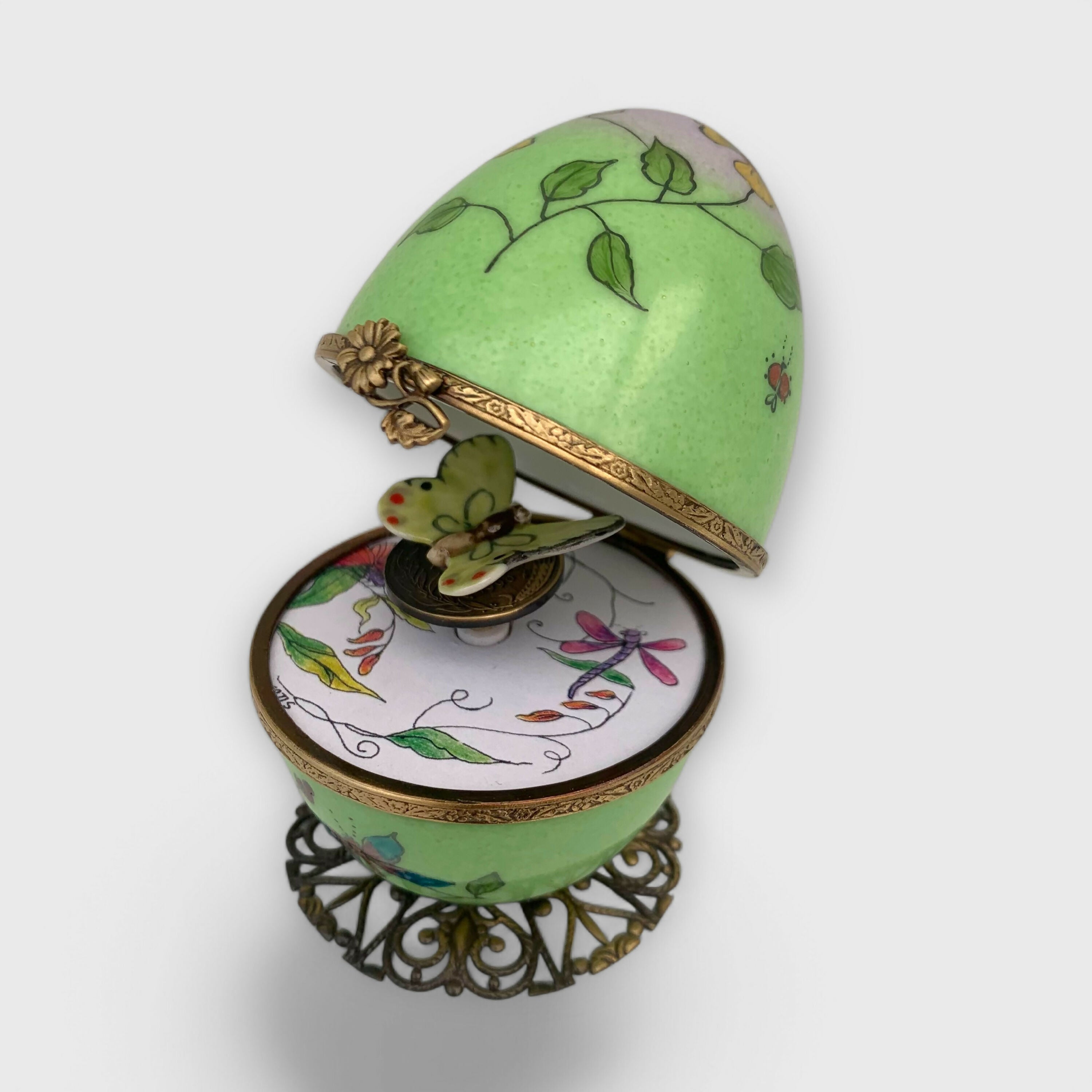 vert_deco-maison_home-decor_cadeau-vert_style-faberge_art-nouveau_insectes_libellule_printemps_fleur_pastel_papillons_automate_cadeau-amoureux_saint-valentin_cadeau-naissance_fete-bebe_boite-a-musique_enfantin_noce-de-porcelaine_fete-des-meres_mariage_oeuf-collection_collection-classique_cadeau-fin-annee_cadeaux-maitresses | EMPREINTES Paris