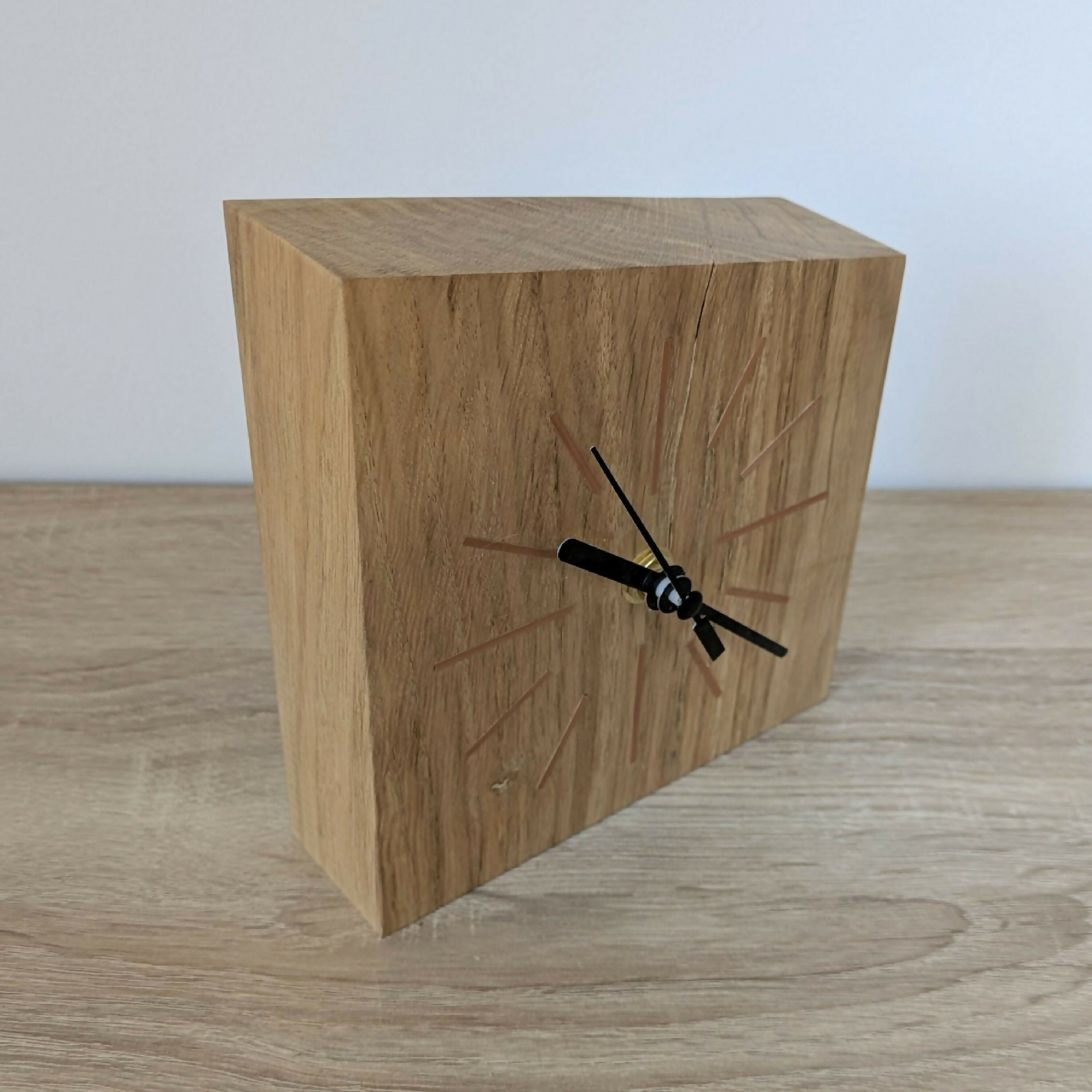 horloge_de_bureau_en_chene_massif_et_marqueterie_de_paille_cuivre_jerome_ebenisterie | EMPREINTES Paris