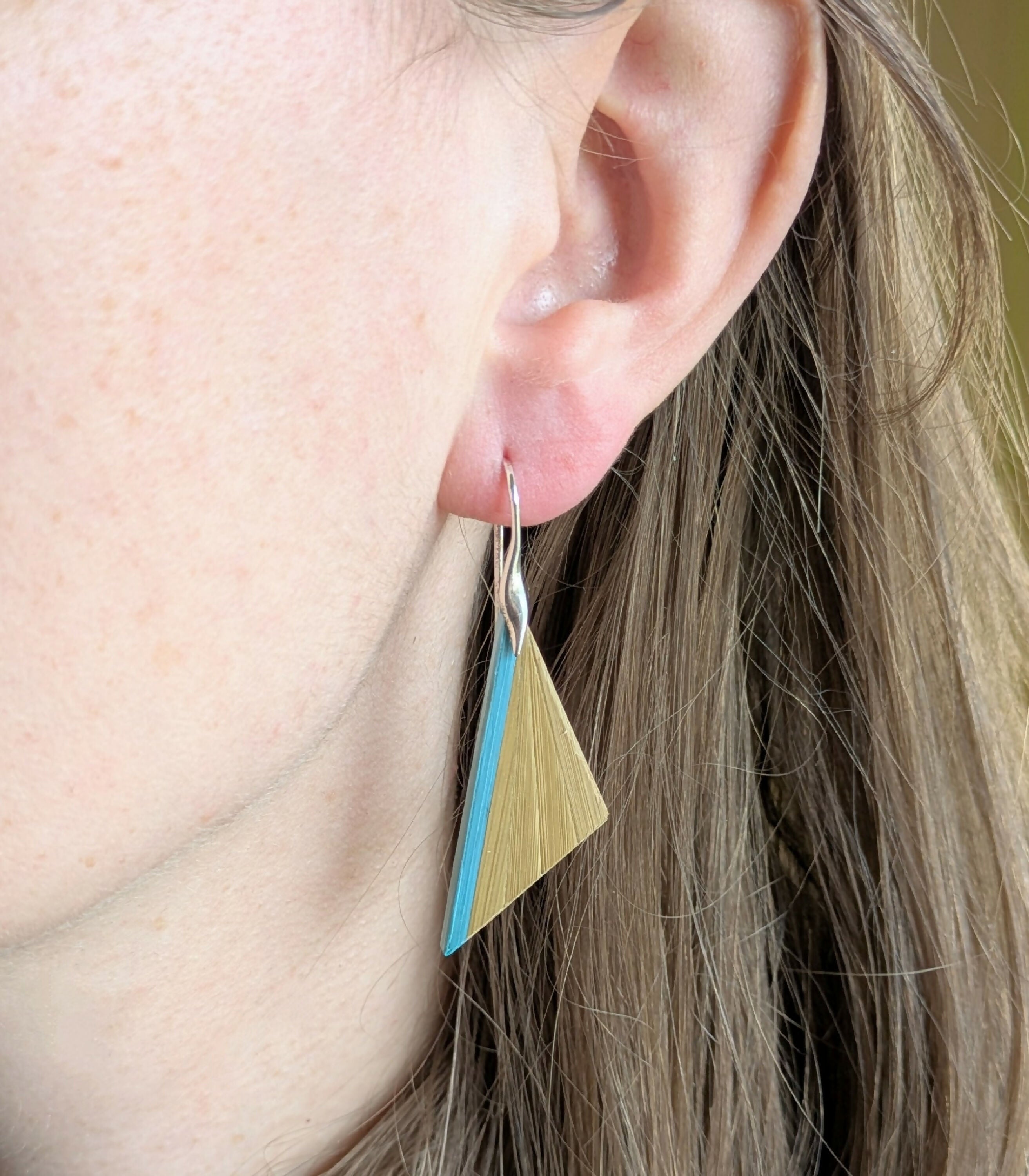 boucles_doreilles_triangulaires_avec_marqueterie_de_paille_doree_et_turquoise_crochets_argent_925_jerome_ebenisterie copie | EMPREINTES Paris