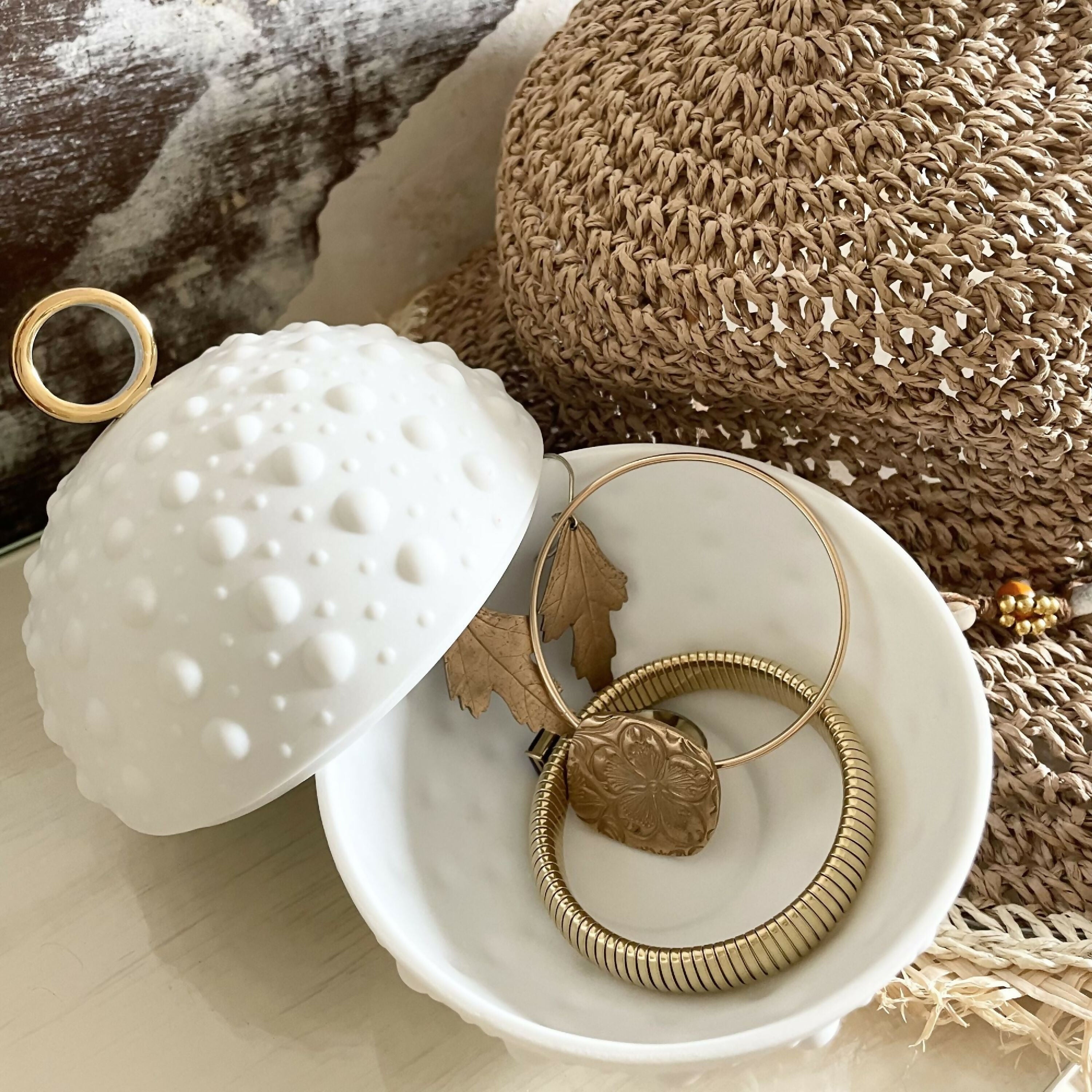 bonbonniere_boule_picots_avec_anneau_en_or_grand_modele_porcelaine_de_limoges_la_seynie copie | EMPREINTES Paris