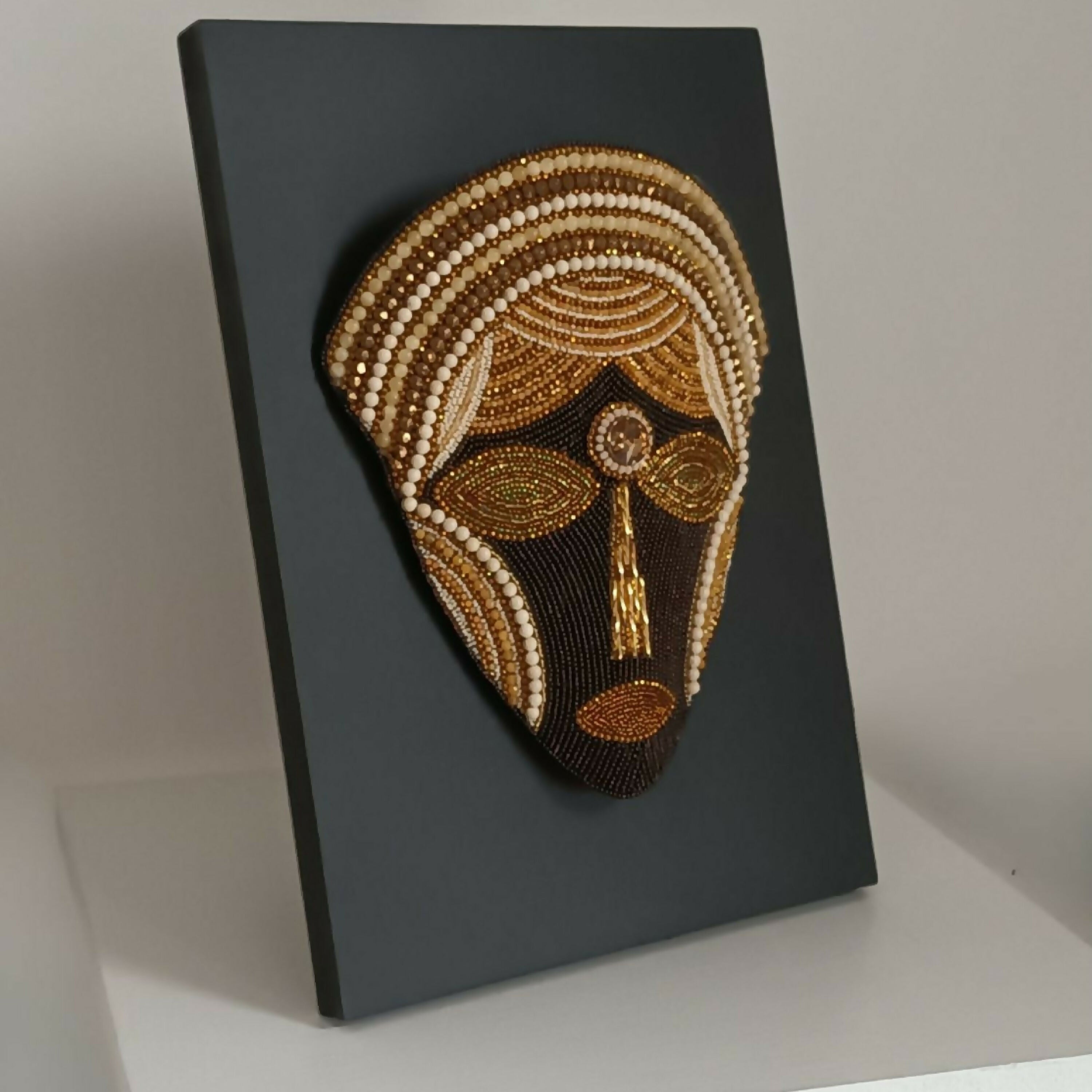 Sculpture textile brodée - Masque 45 | EMPREINTES Paris