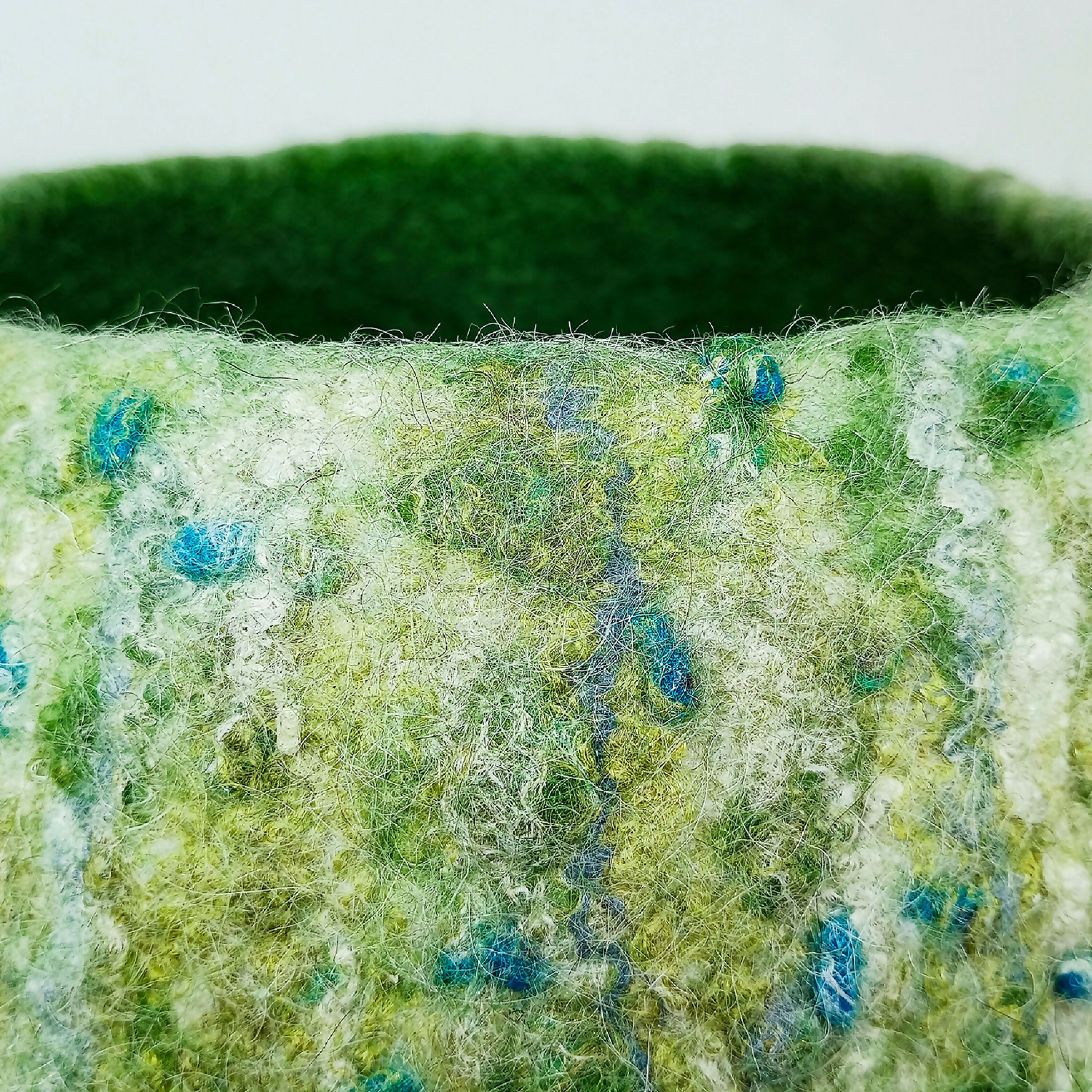 vide_poche_oursin_vert_et_bleu_en_feutre_de_laine_atelier_lanzetta copie | EMPREINTES Paris