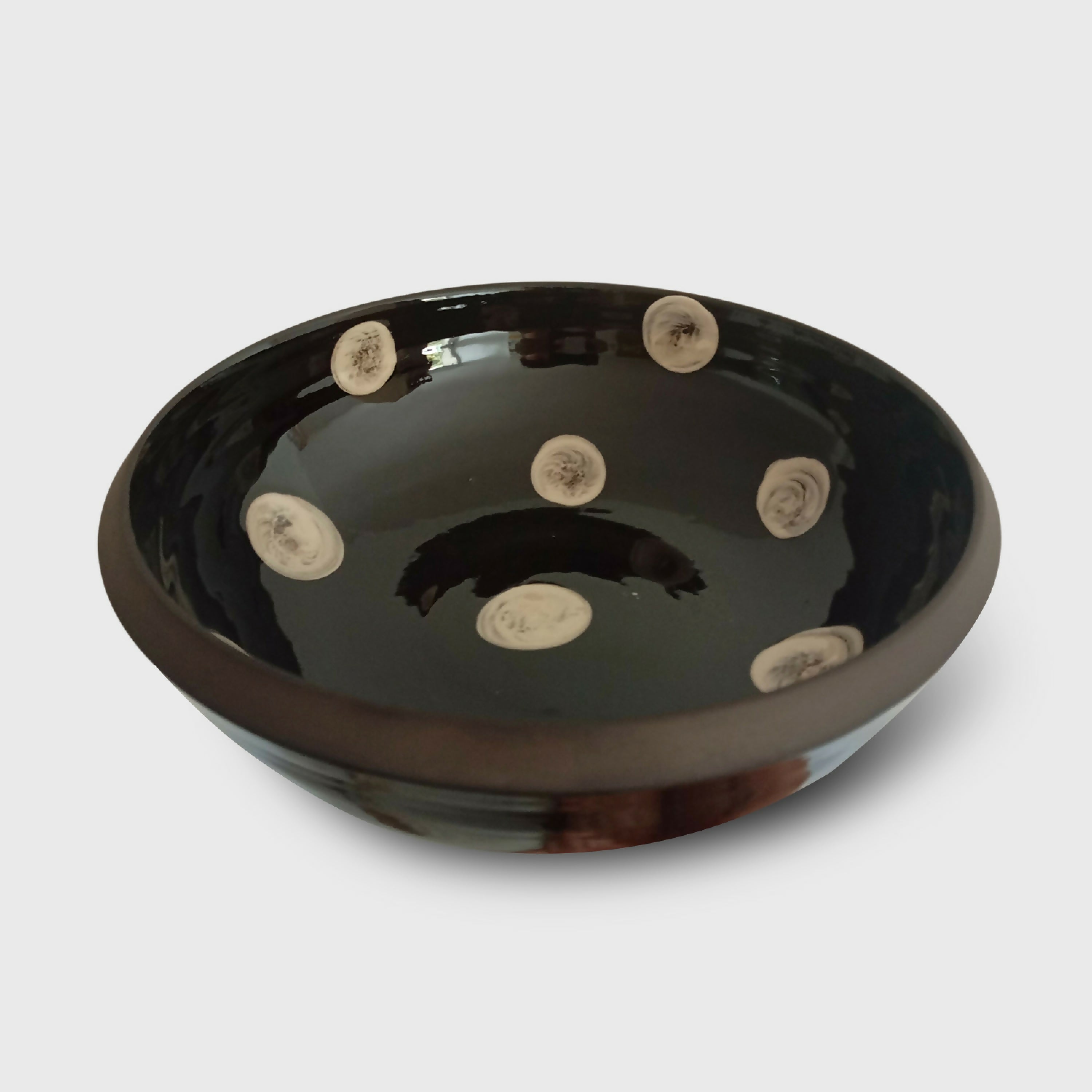 assiette_creuse_fond_noir_pois_blancs_georgie_blin_ceramiste copie | EMPREINTES Paris