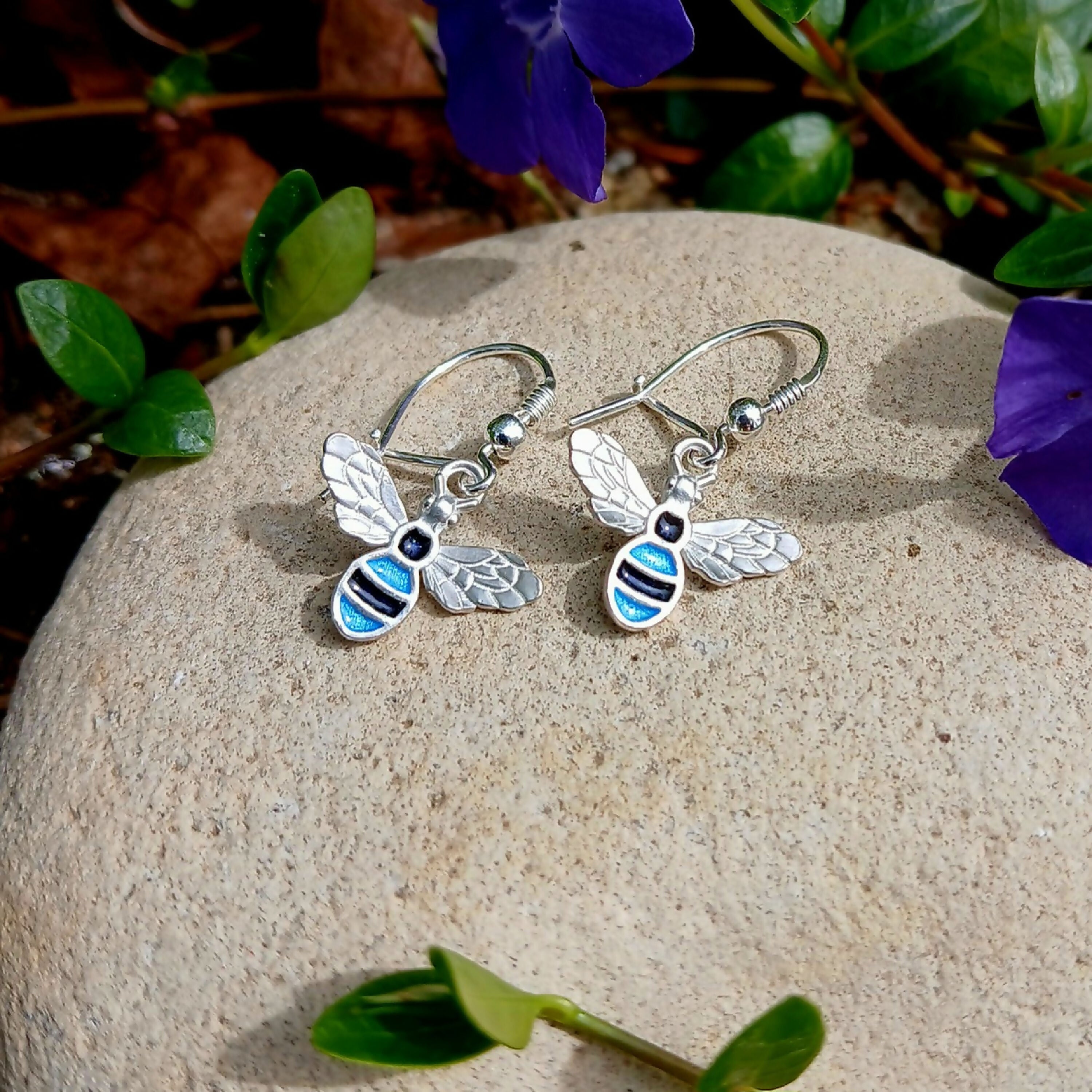 boucles_doreilles_abeilles_en_email_champleve_sur_argent_les_emaux_arediens_lemail_grand_feu_de_limoges copie | EMPREINTES Paris