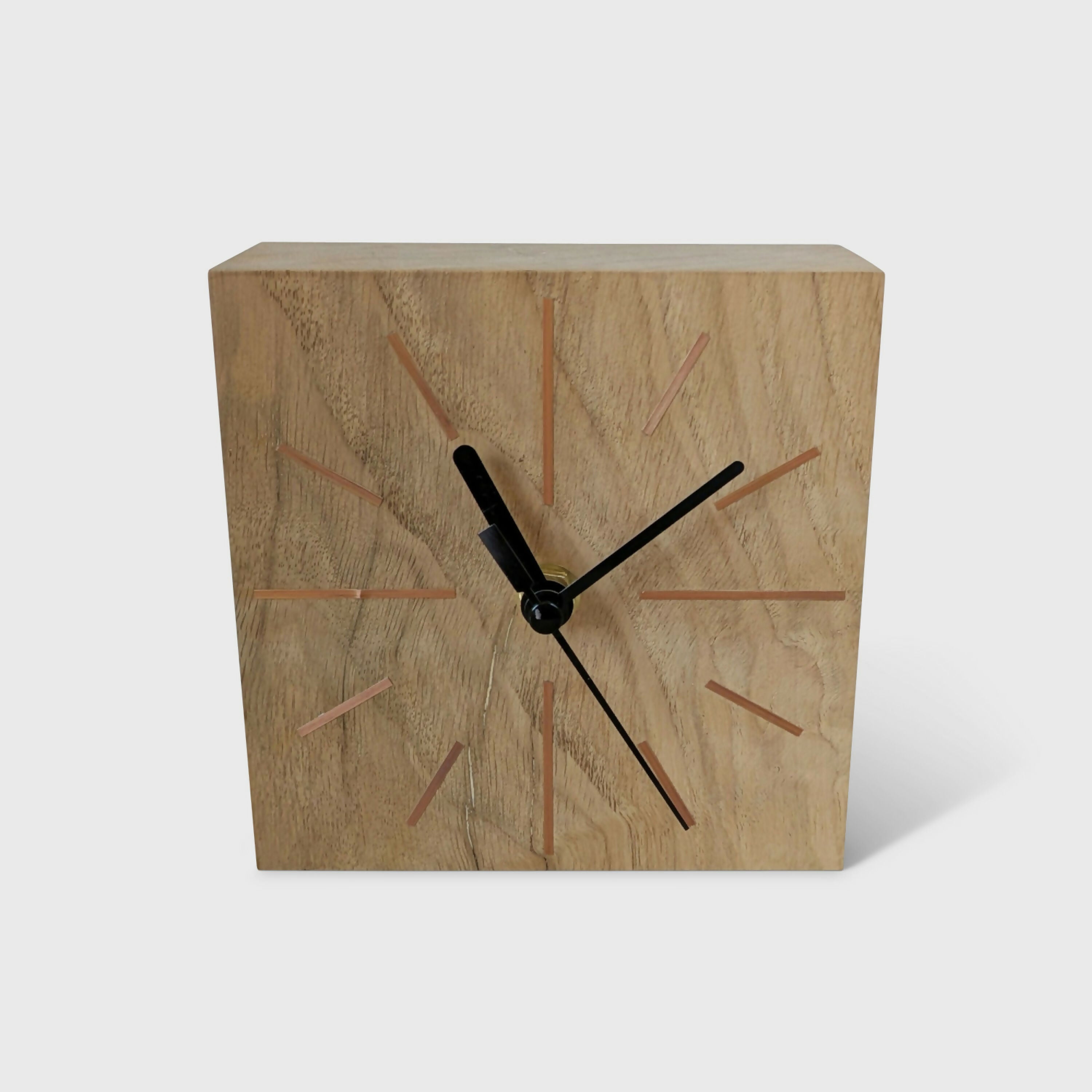 horloge_de_bureau_carree_en_chene_massif_et_marqueterie_de_paille_cuivre_jerome_ebenisterie | EMPREINTES Paris