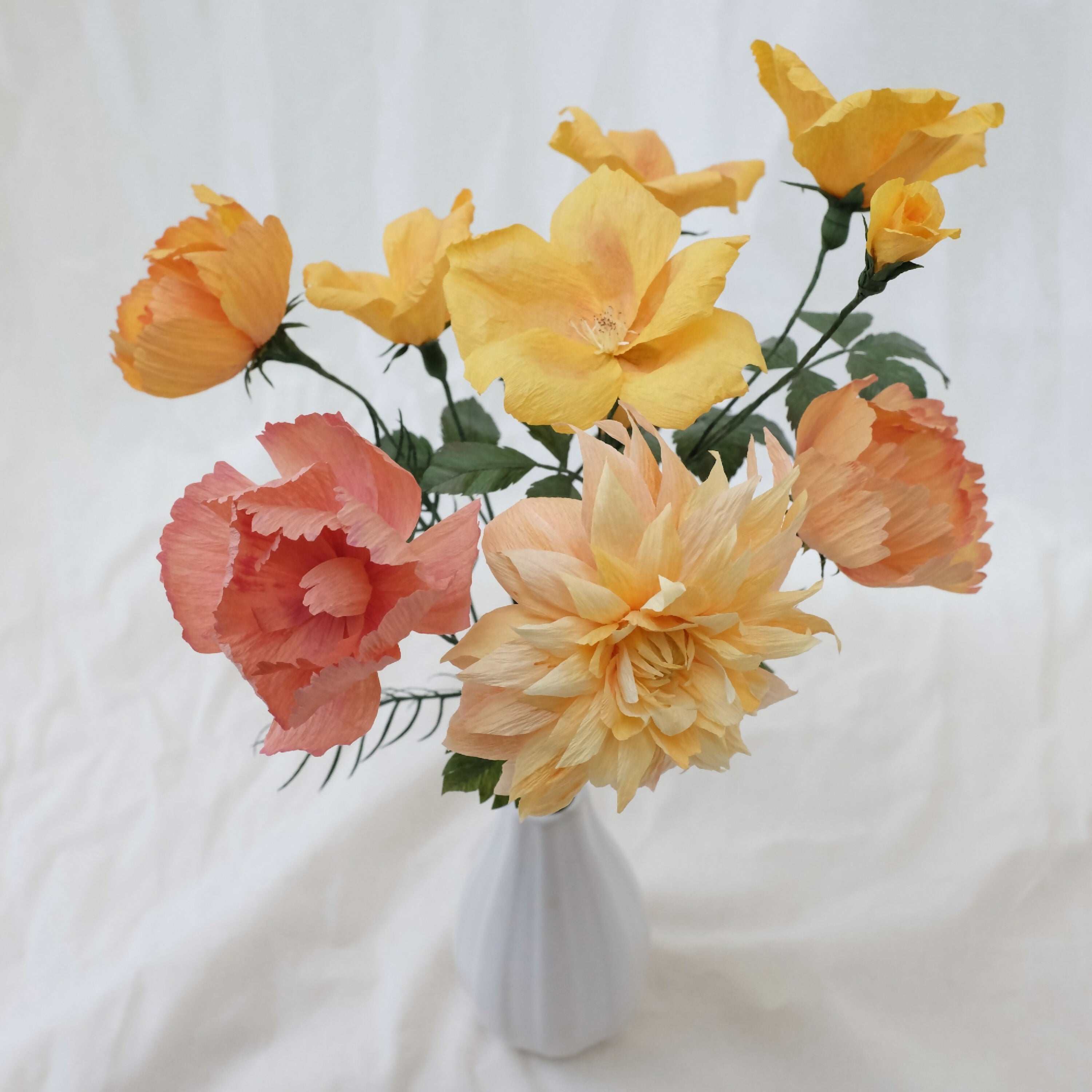 Bouquet de fleurs en papier tons chauds : roses sauvages, dahlia, trois cosmos | EMPREINTES Paris