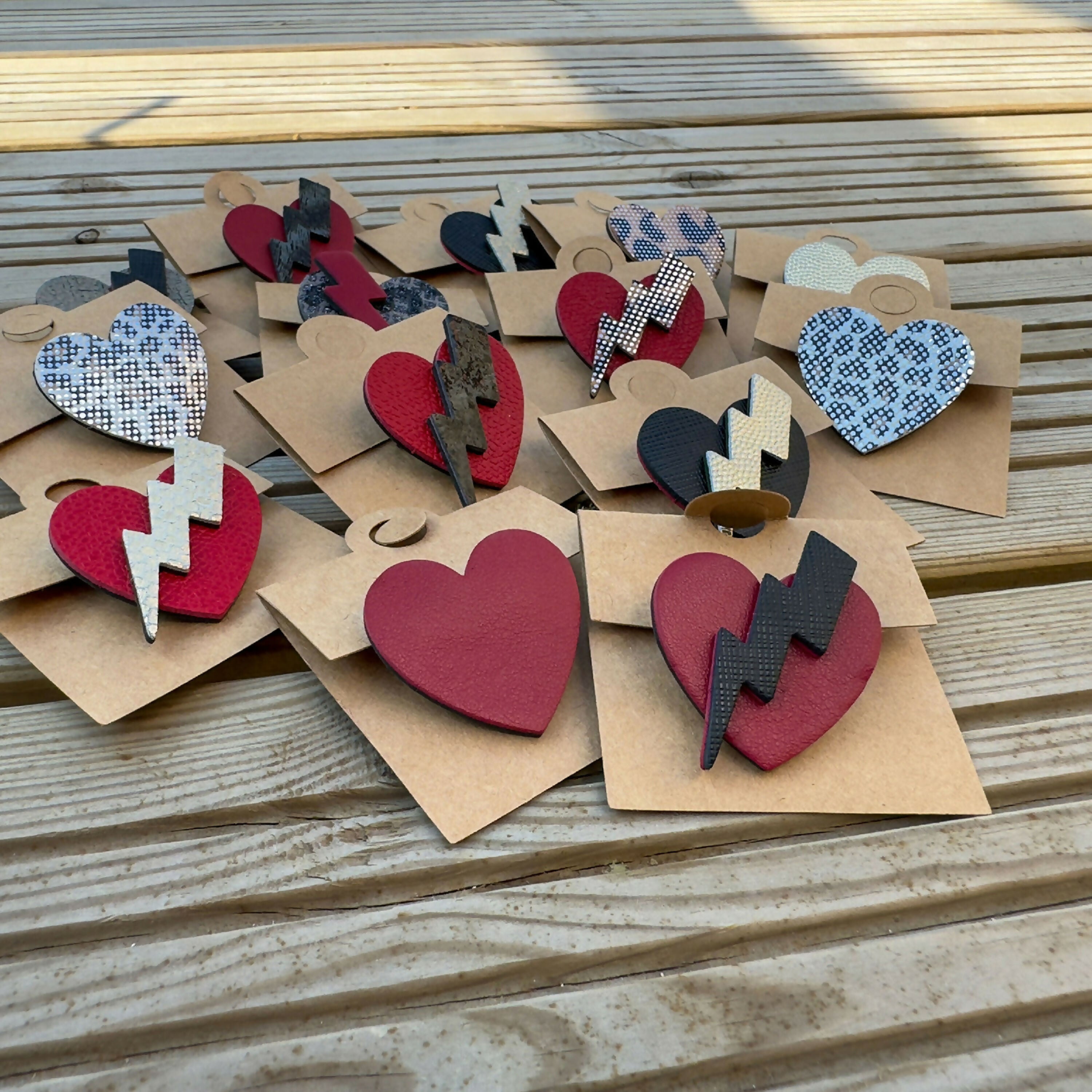 broche_coeur_en_cuir_noir_julie_troncin_maroquinerie | EMPREINTES Paris
