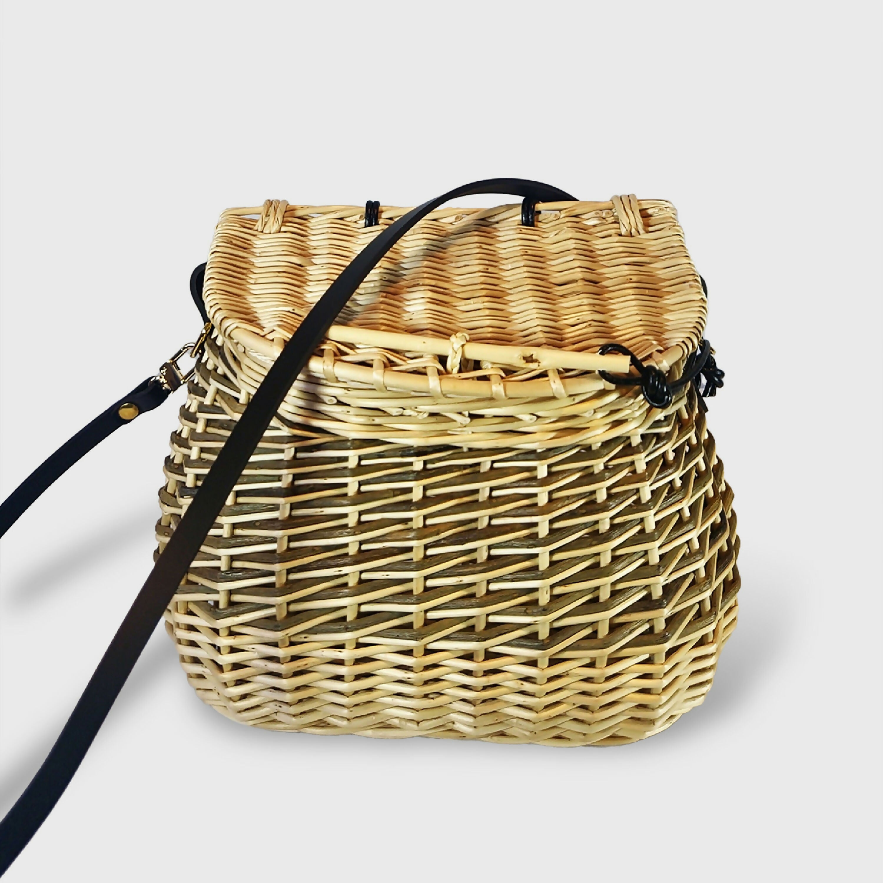 sac_a_main_en_osier_bicolore_et_cuir_noir_a_tannage_vegetal_la_balade_des_brins copie | EMPREINTES Paris