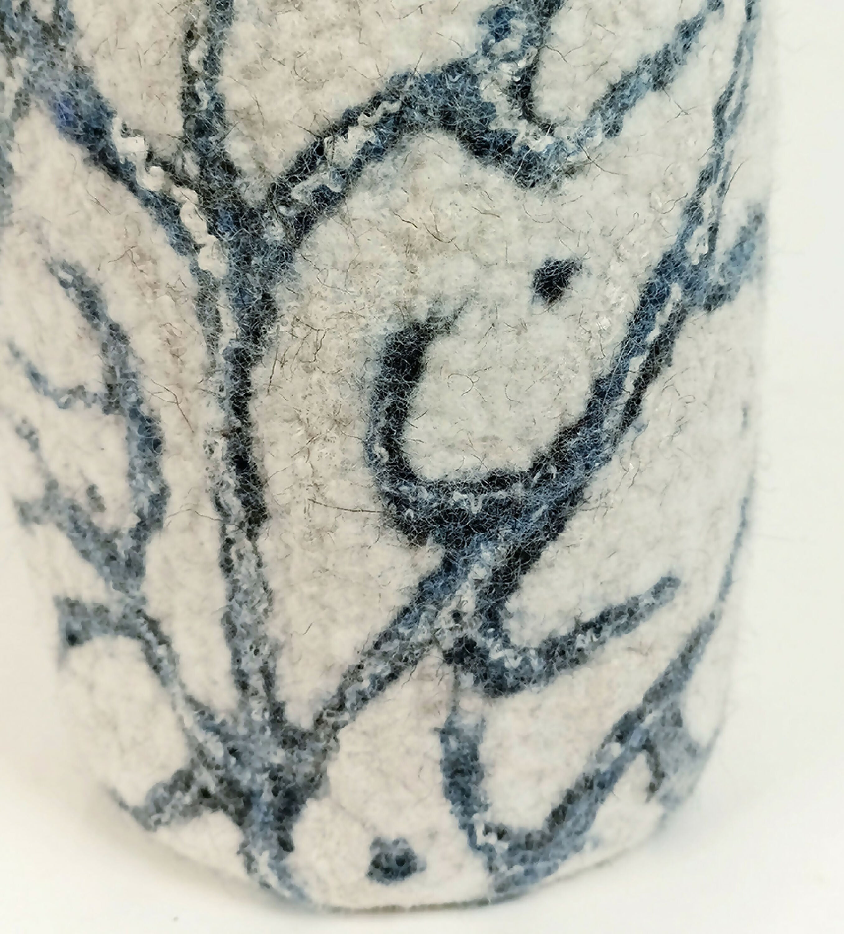 vase_haut_algues_bleublanc_en_feutre_de_laine_atelier_lanzetta copie | EMPREINTES Paris