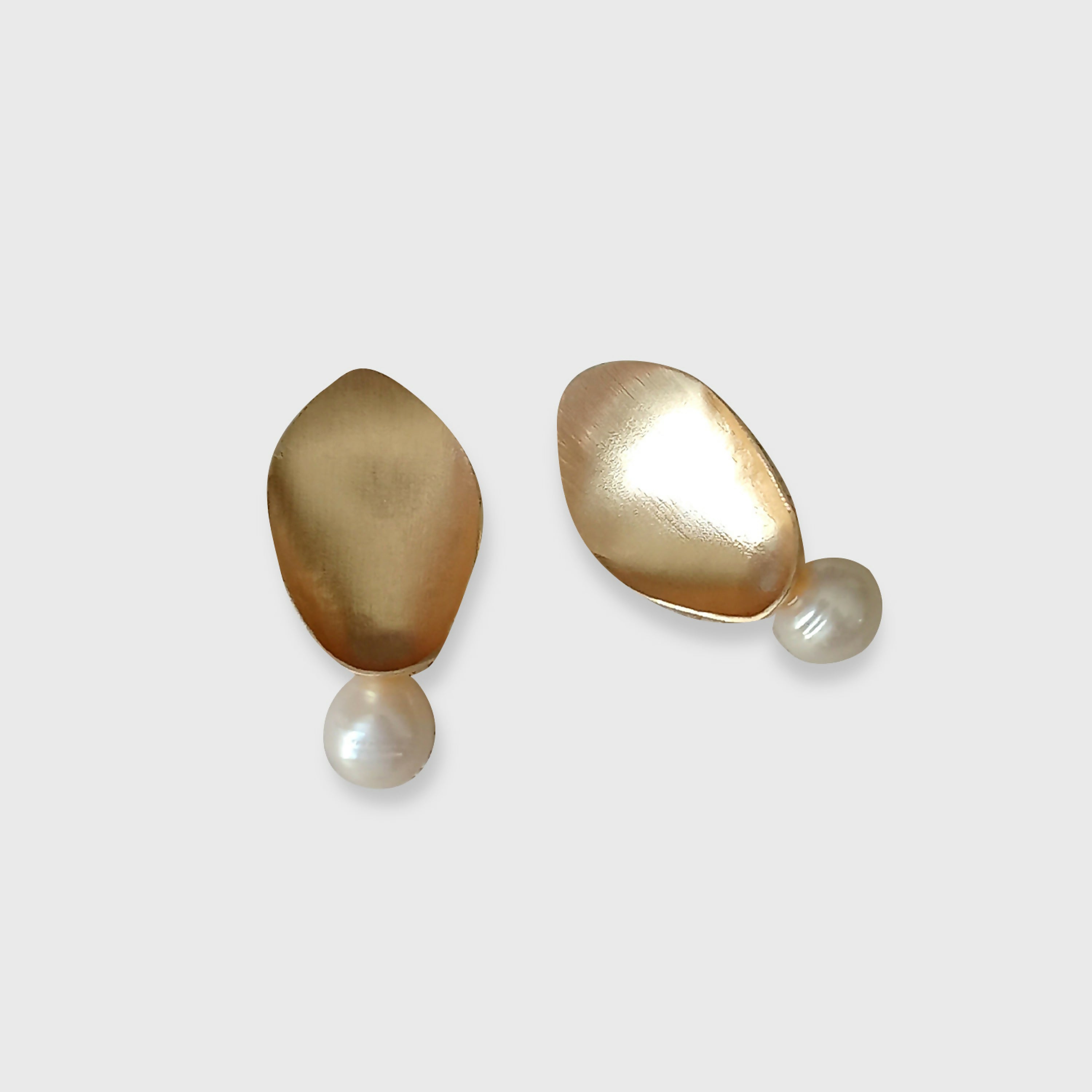 boucles_doreilles_laiton_en_or_brosse_gouttes_perles_coquillage_berengere_bourdil copie | EMPREINTES Paris