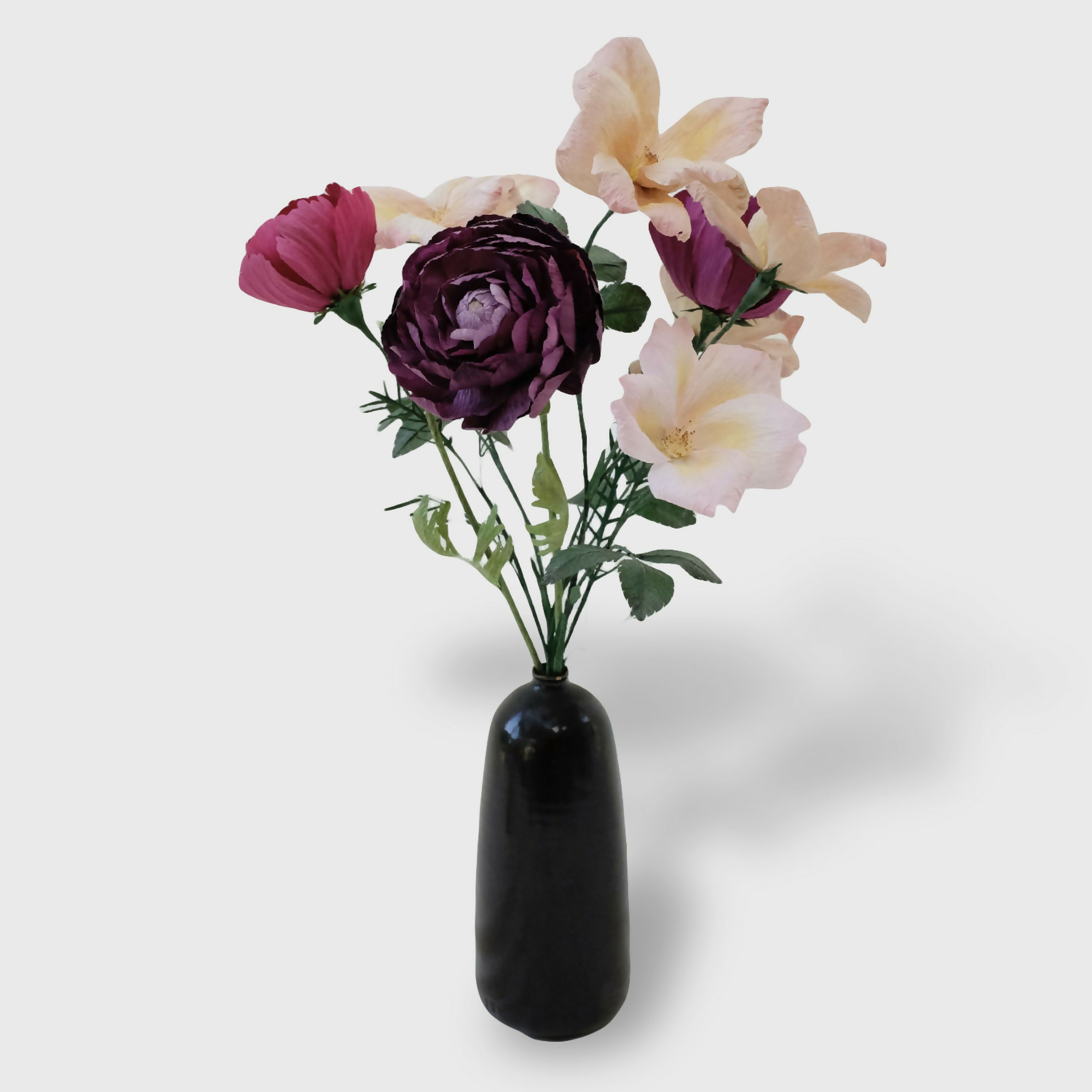 Bouquet de fleurs en papier variations autour du violet : renoncule, cosmos, roses sauvages | EMPREINTES Paris
