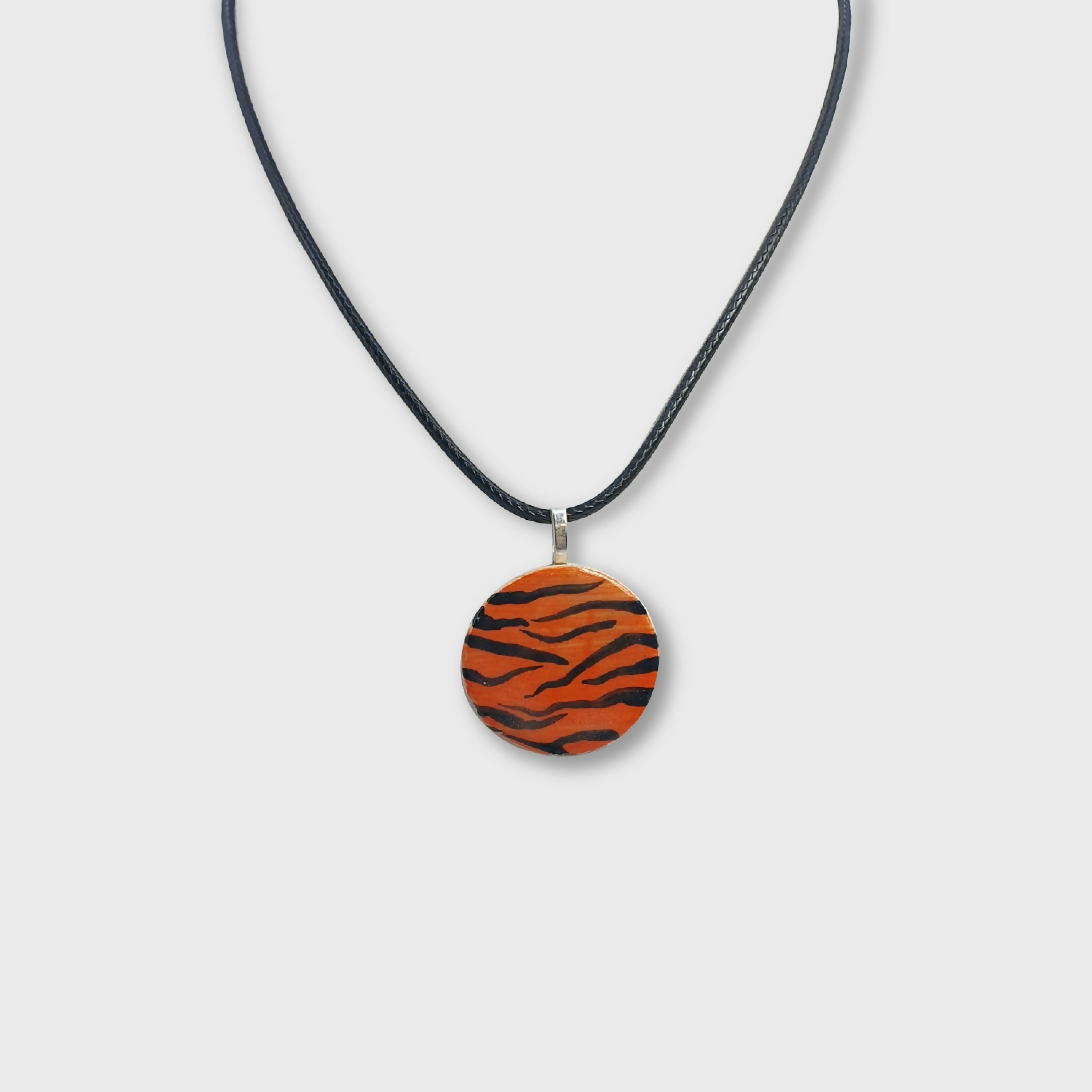 Pendentif tigré en céramique – Pièce unique faite main | EMPREINTES Paris