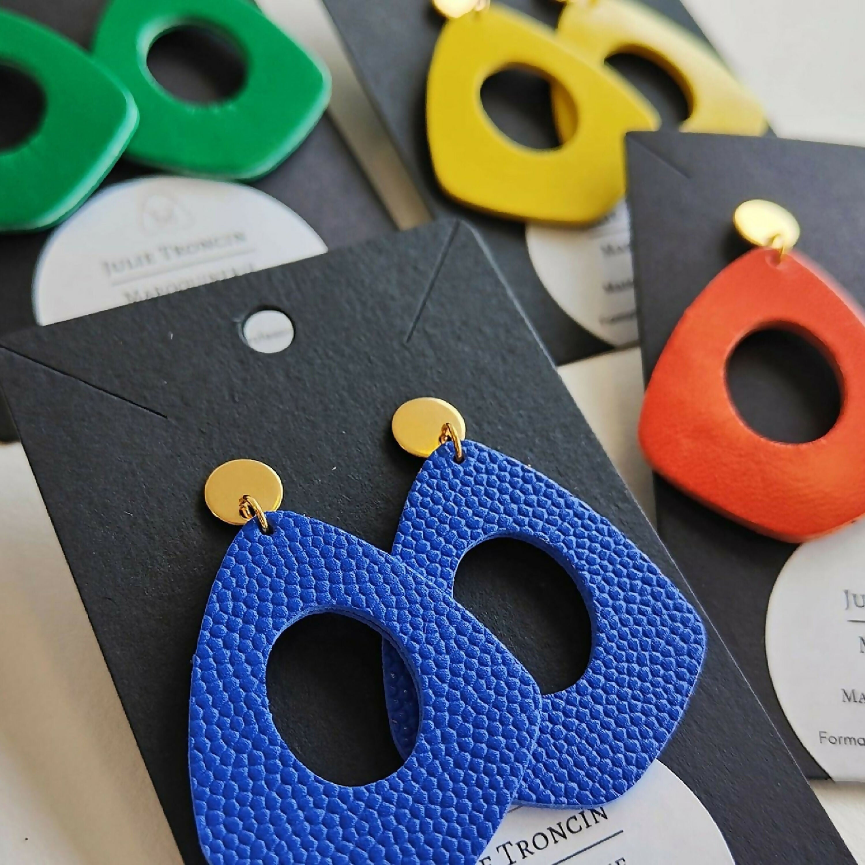 boucles_doreilles_creoles_en_cuir_vert_vif_julie_troncin_maroquinerie | EMPREINTES Paris