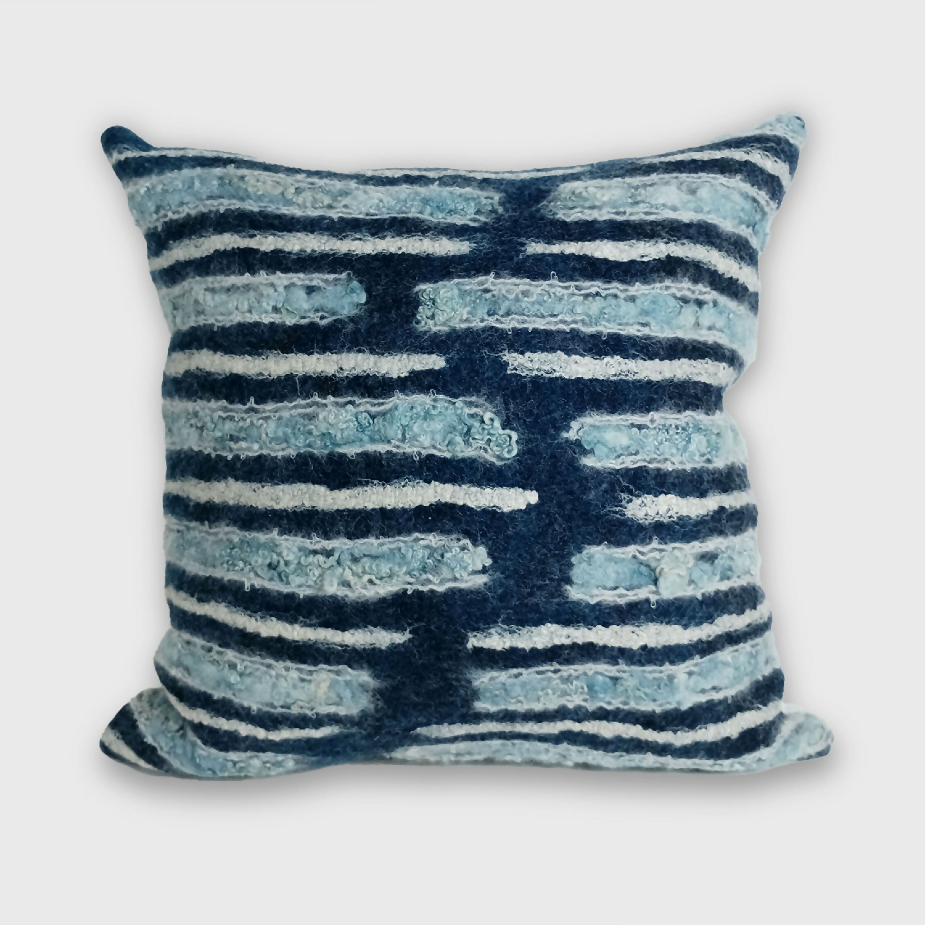 Coussin Rayé Indigo Blanc en feutre de laine | EMPREINTES Paris