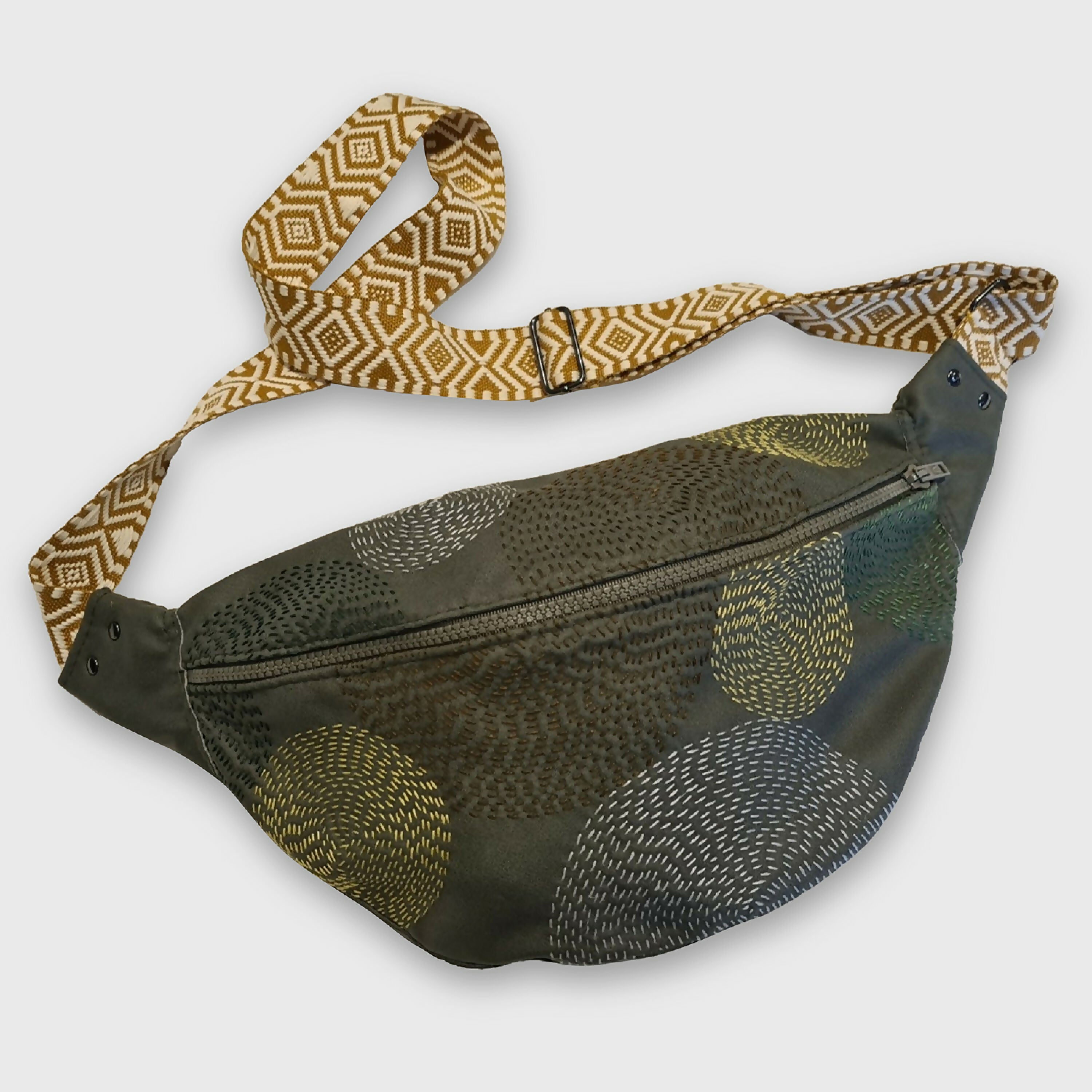 sac_banane_brode_vert_kaki_carole_bonneau copie | EMPREINTES Paris