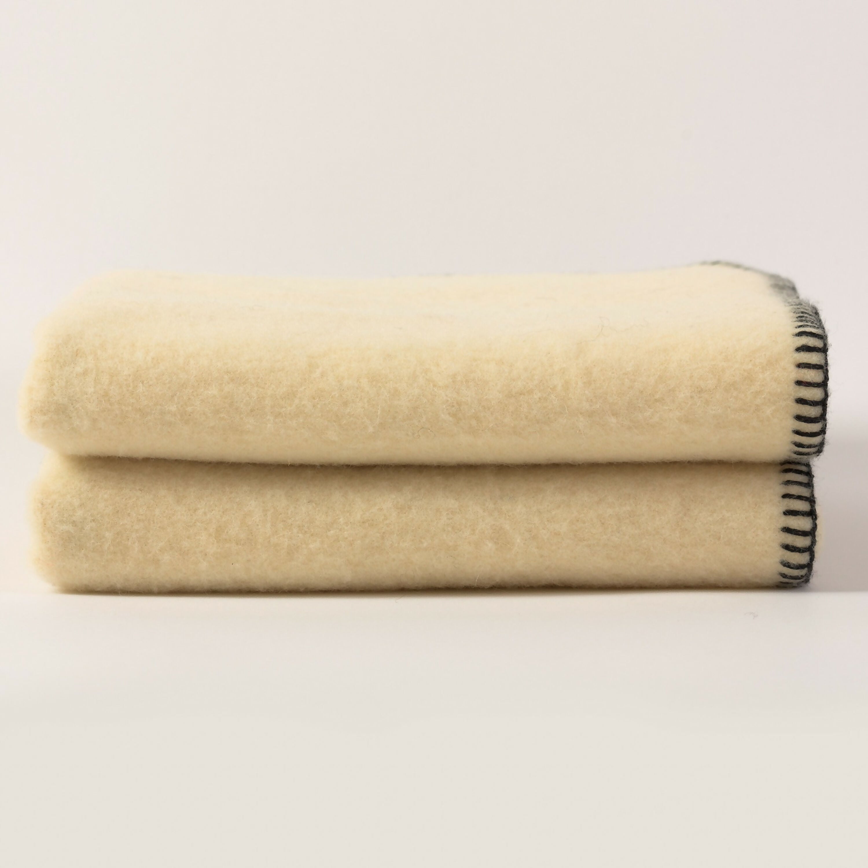 plaid_terrasse_blanc_haute_laine_naturelle_midipy copie | EMPREINTES Paris