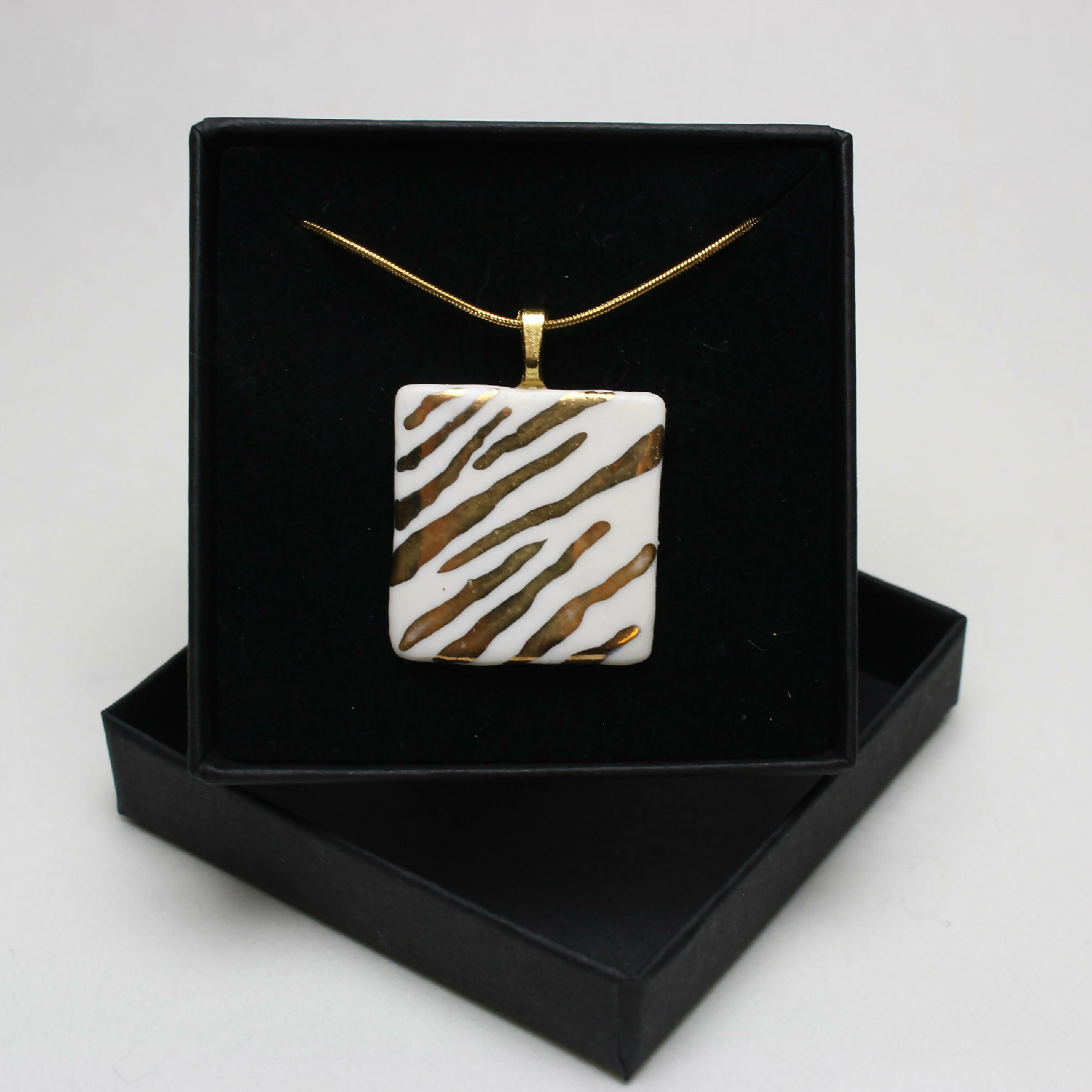 pendentif_en_porcelaine_avec_motif_tigre_dore_sara_grace_wevill | EMPREINTES Paris