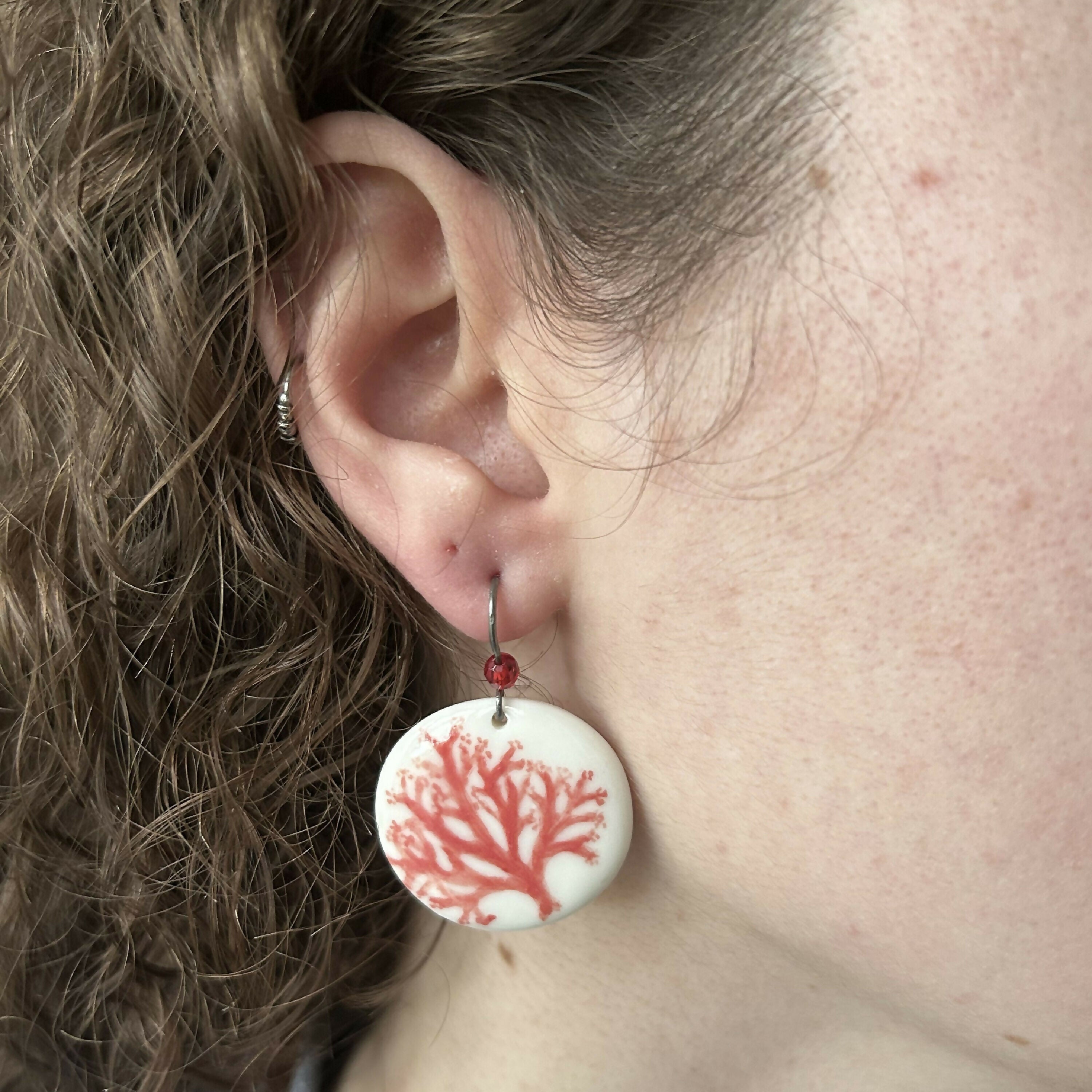 boucles_doreilles_corail_rouge_laure_neumann copie | EMPREINTES Paris