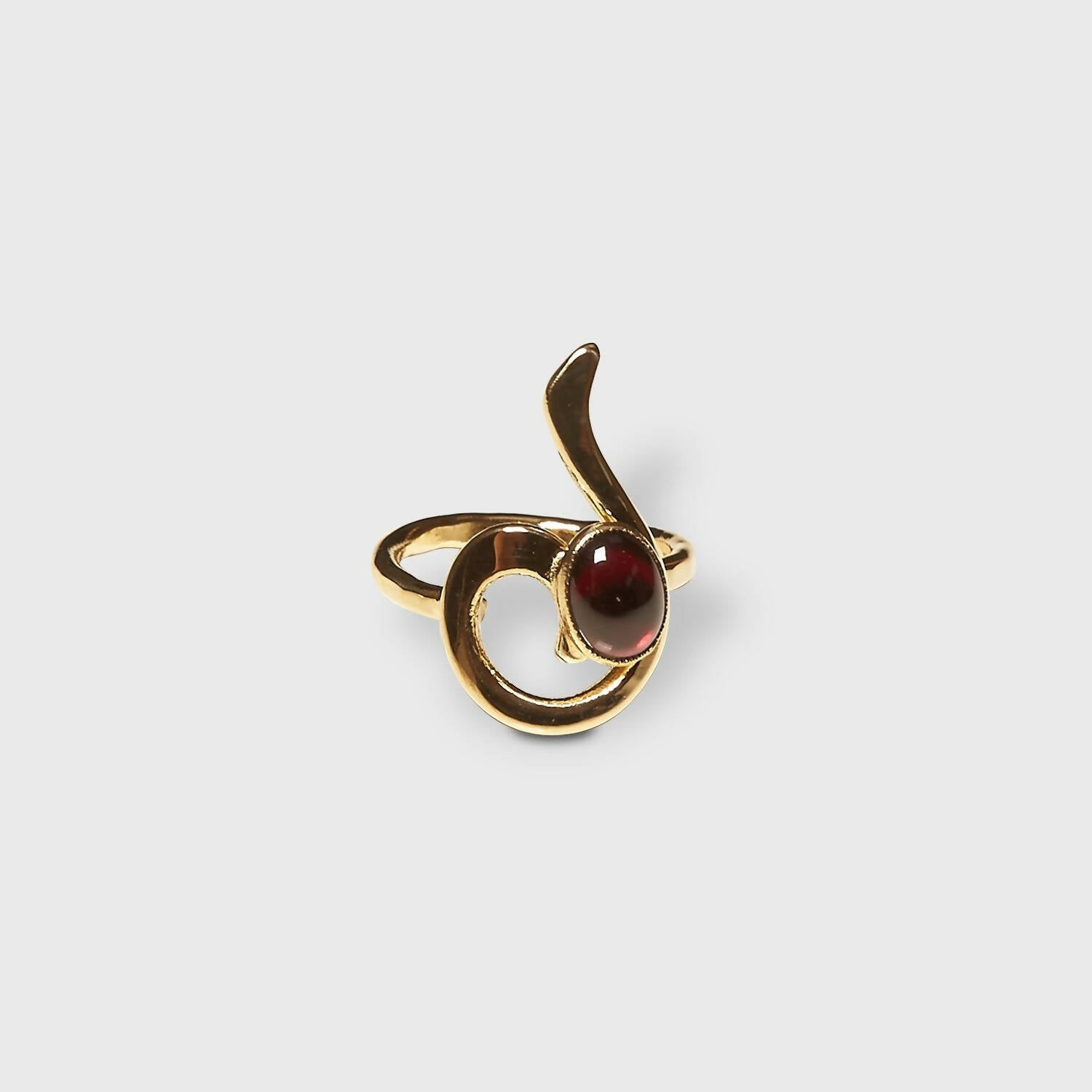 Bague LIZAE plaqué or avec un grenat. | EMPREINTES Paris
