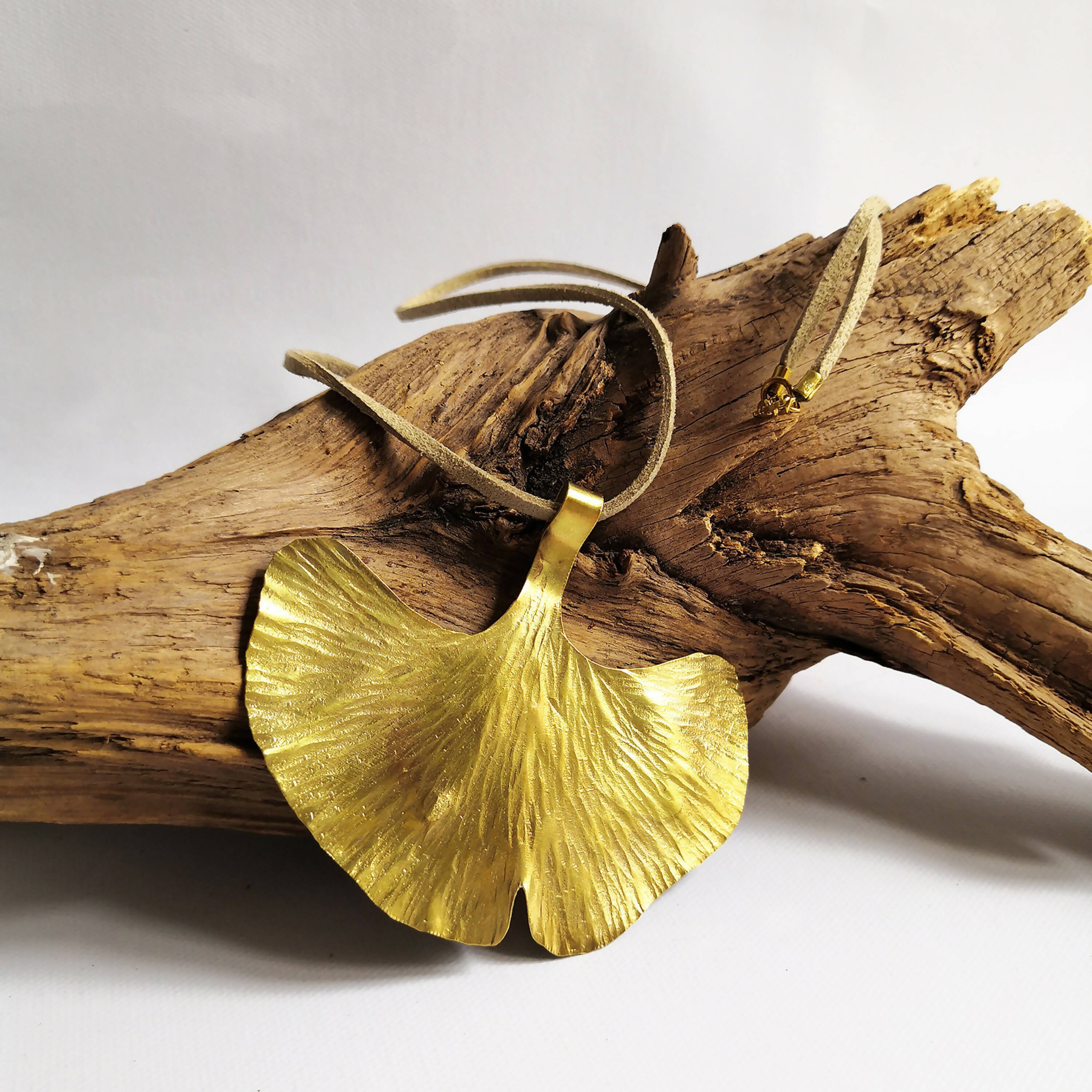Collier pendentif Ginkgo Biloba en laiton | EMPREINTES Paris