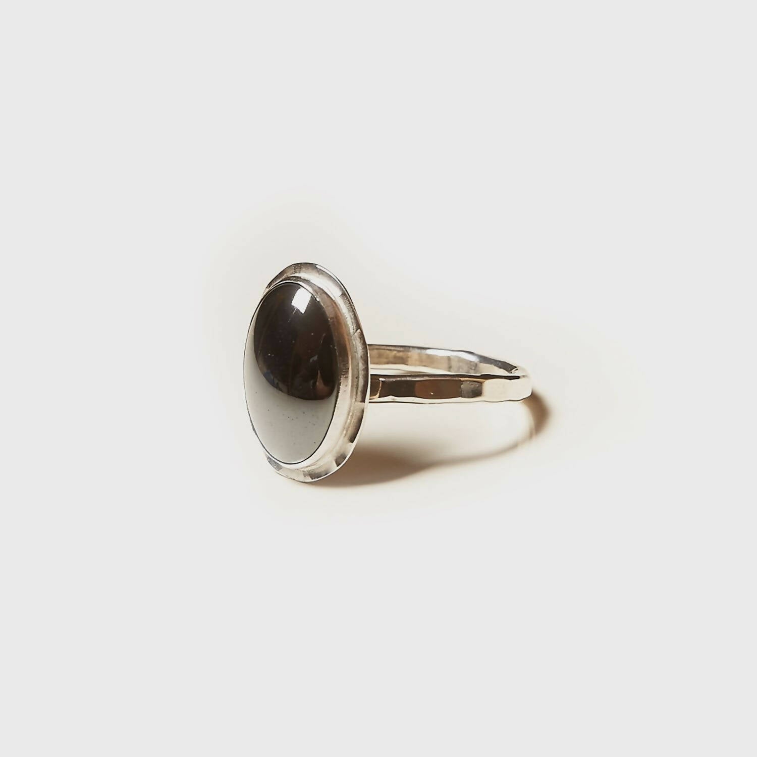 Bague GLAIA en argent avec une hématite. | EMPREINTES Paris