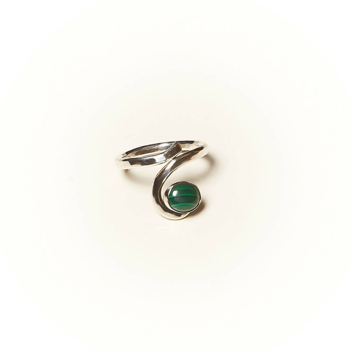 Bague PERCE NEIGE en argent avec une malachite. | EMPREINTES Paris