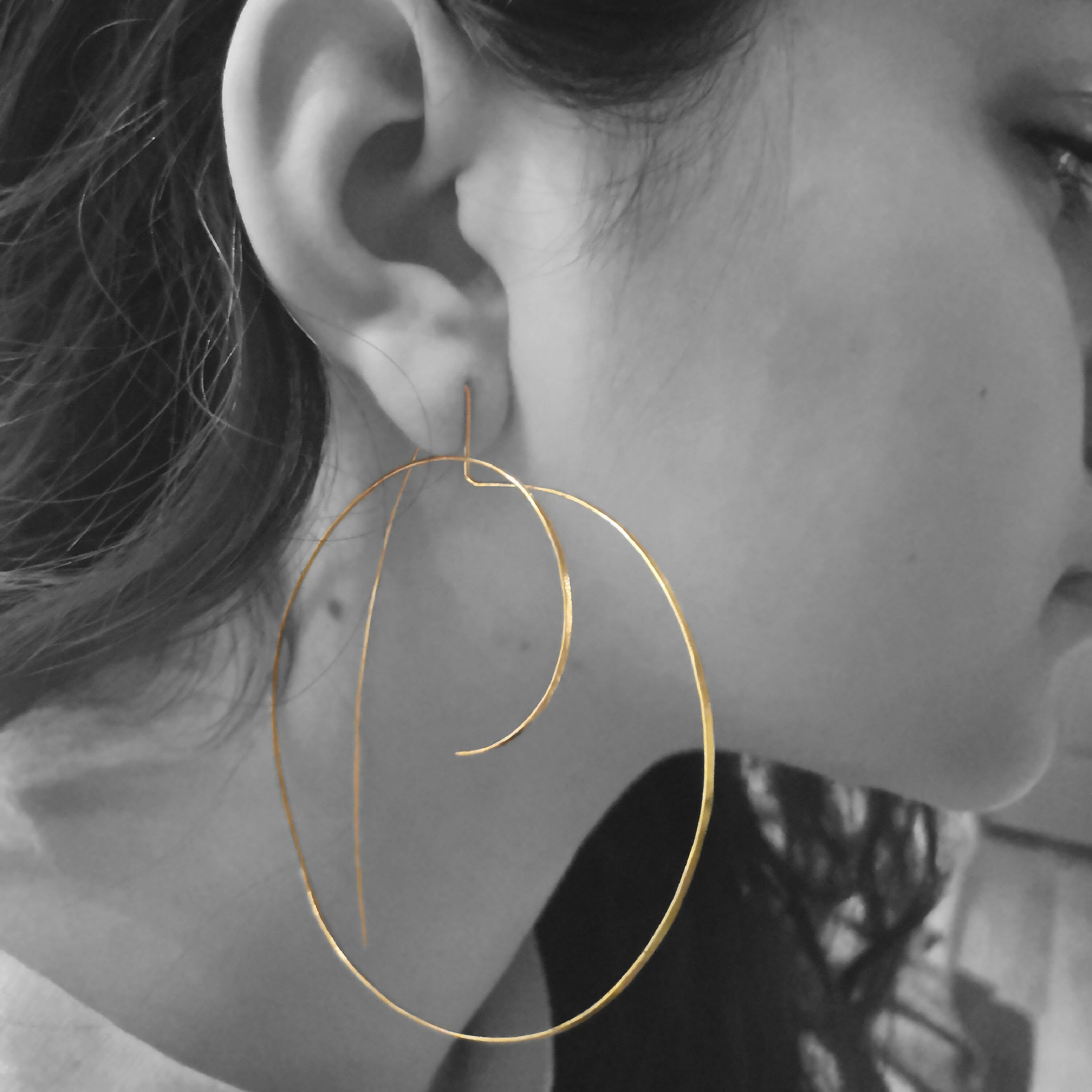 Créoles sur le fil Or 18 carats | EMPREINTES Paris