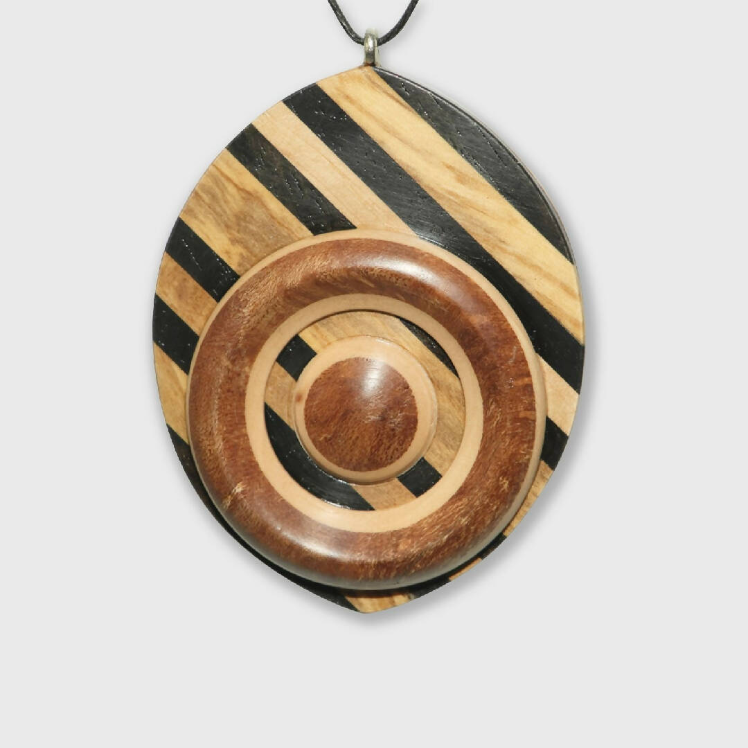 Pendentif en olivier, ébène, amandier et bruyère | EMPREINTES Paris